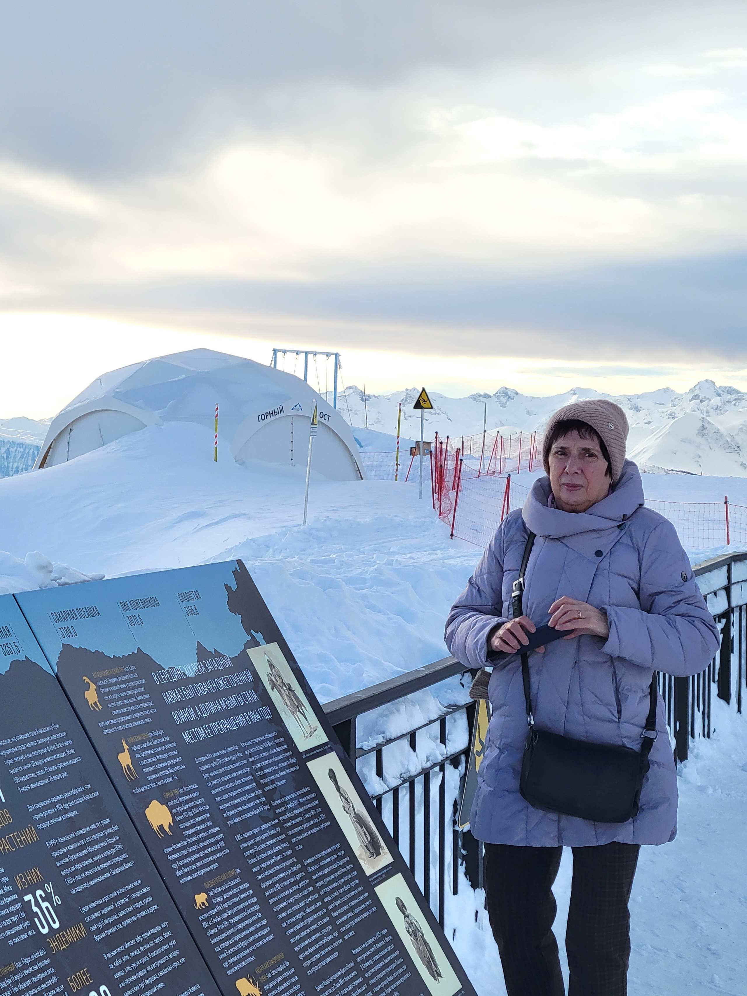 Одними из первых добрались до вершины. Летом я там провожал закат, теперь посмотрел восход