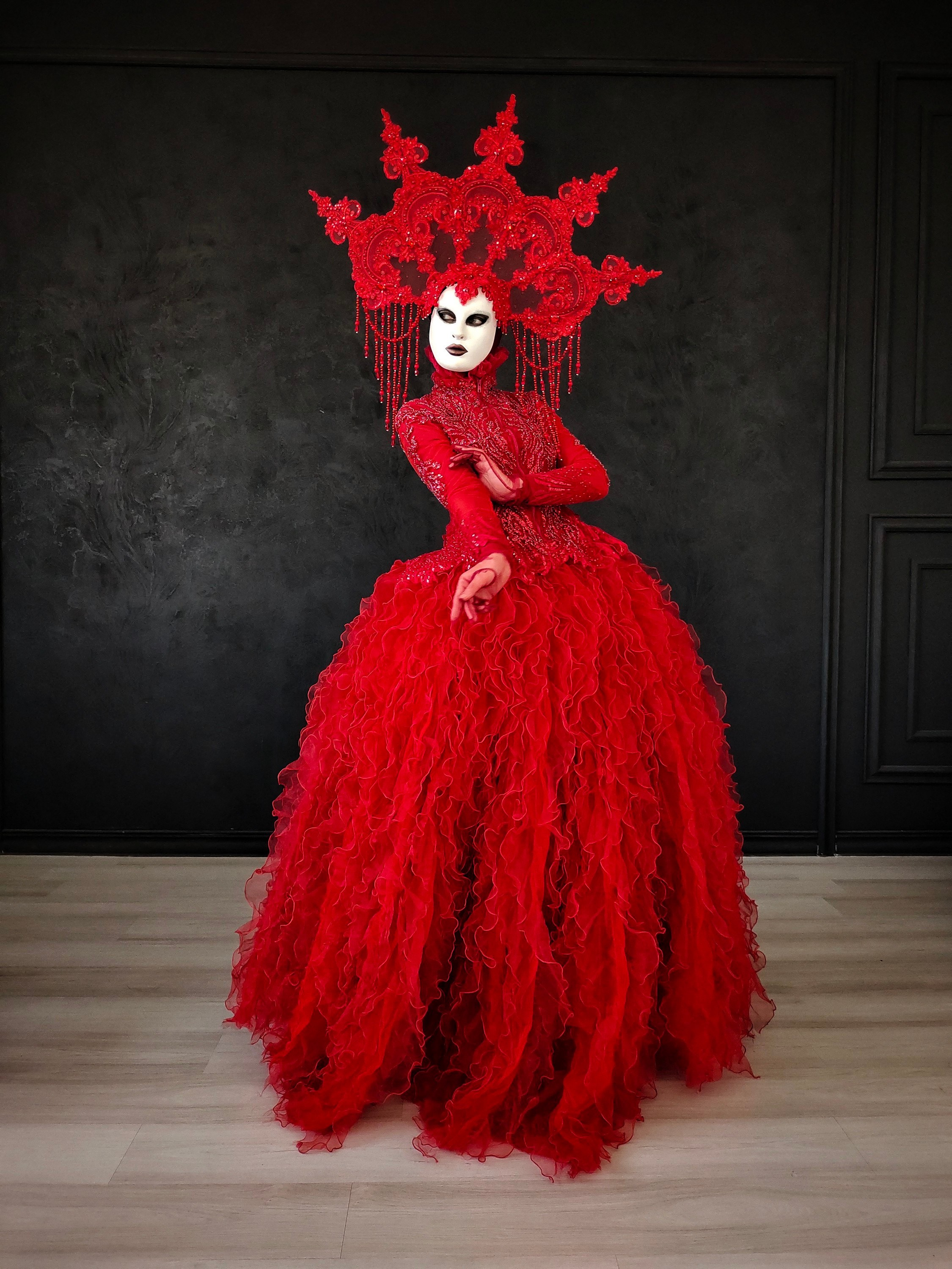 Персонаж в красном платье на встречу гостей. Мимы и Ходулисты на встречу гостей. Москва