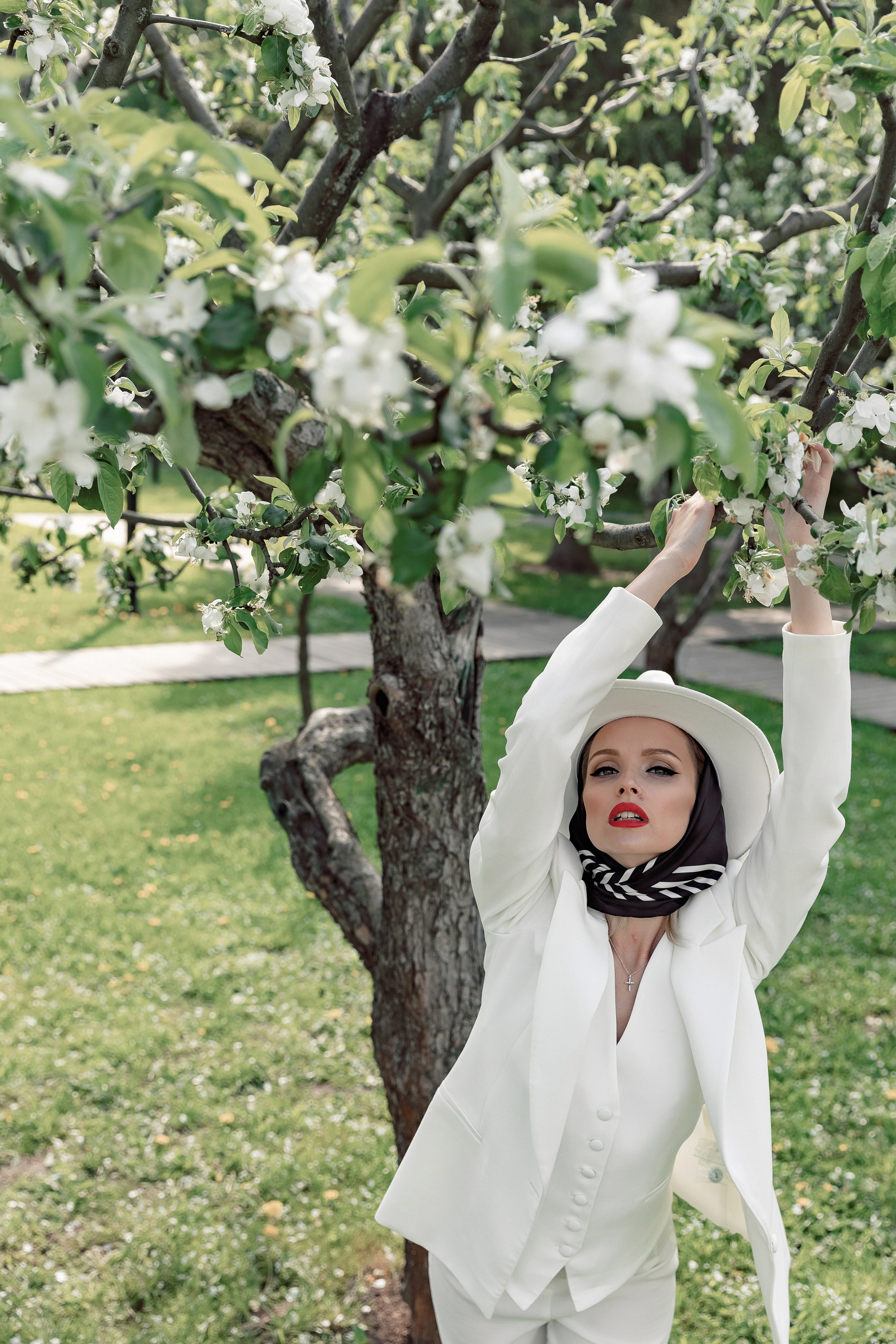 Портретная фотосессия Даши среди яблонь. Свадебный фотограф Москва