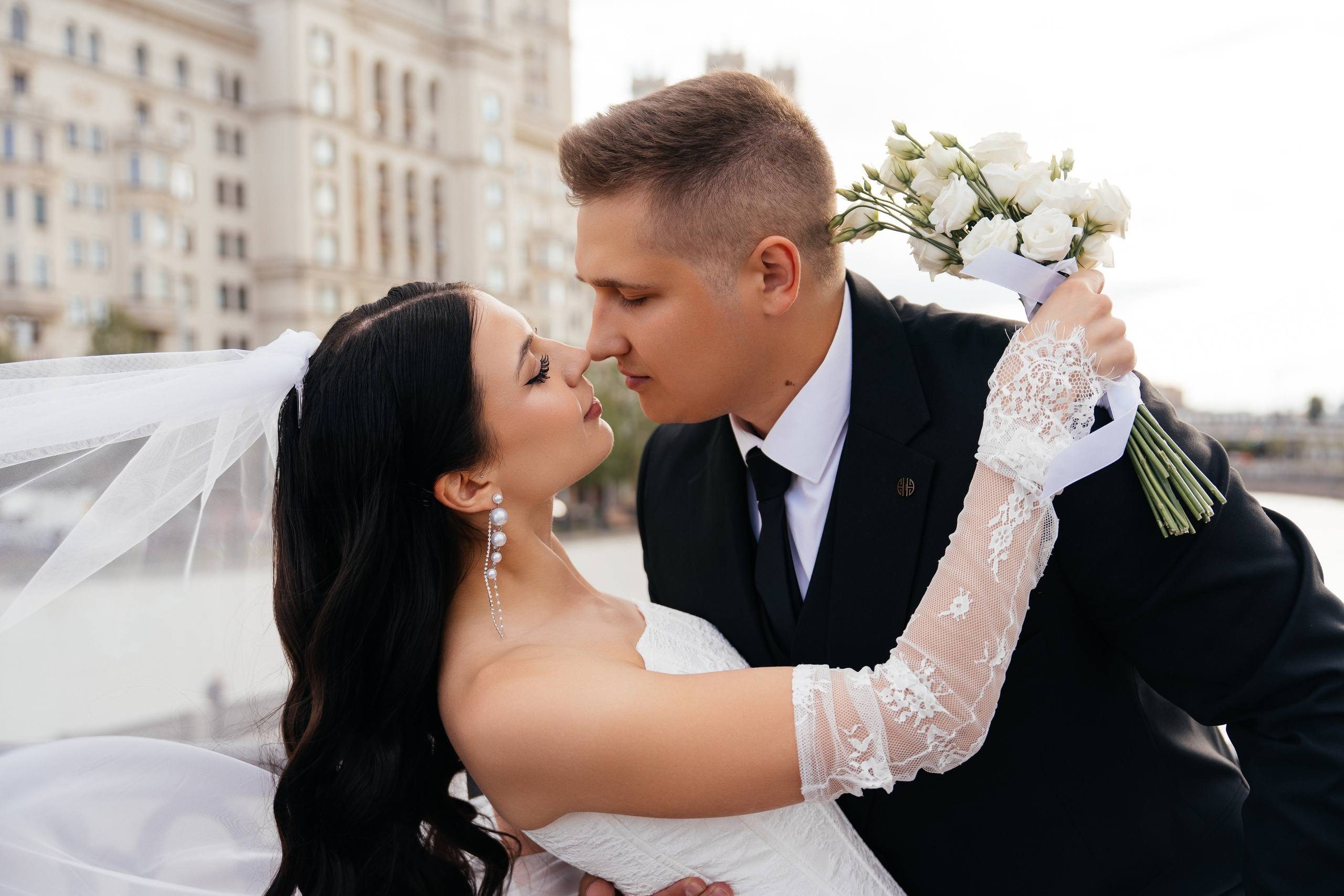 Свадебная фотосессия в Москве у высотки на Котельнической набережной. Свадебный фотограф в Москве Анна Полушина
