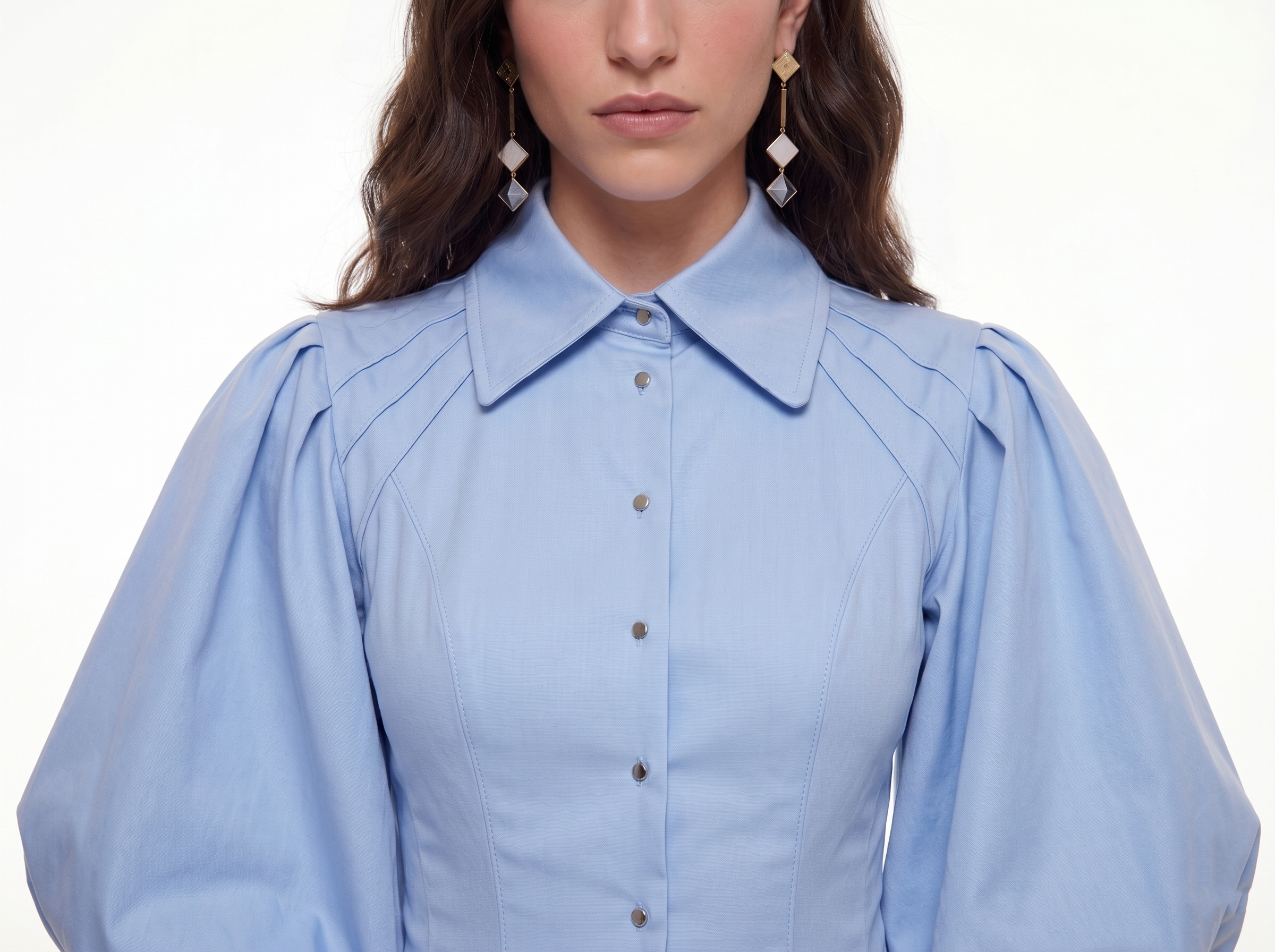 Каталожная ИИ-съемка: крупный план воротника и пышных рукавов голубого платья на AI-модели, для детальных продающих карточек