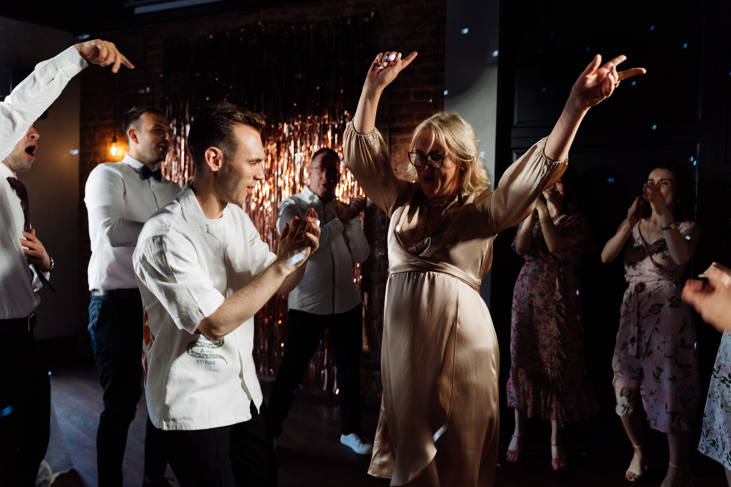 Камерная свадьба на фонтанке в сезонах. Свадебный фотограф организатор в Санкт-Петербурге Ассоль Опарина