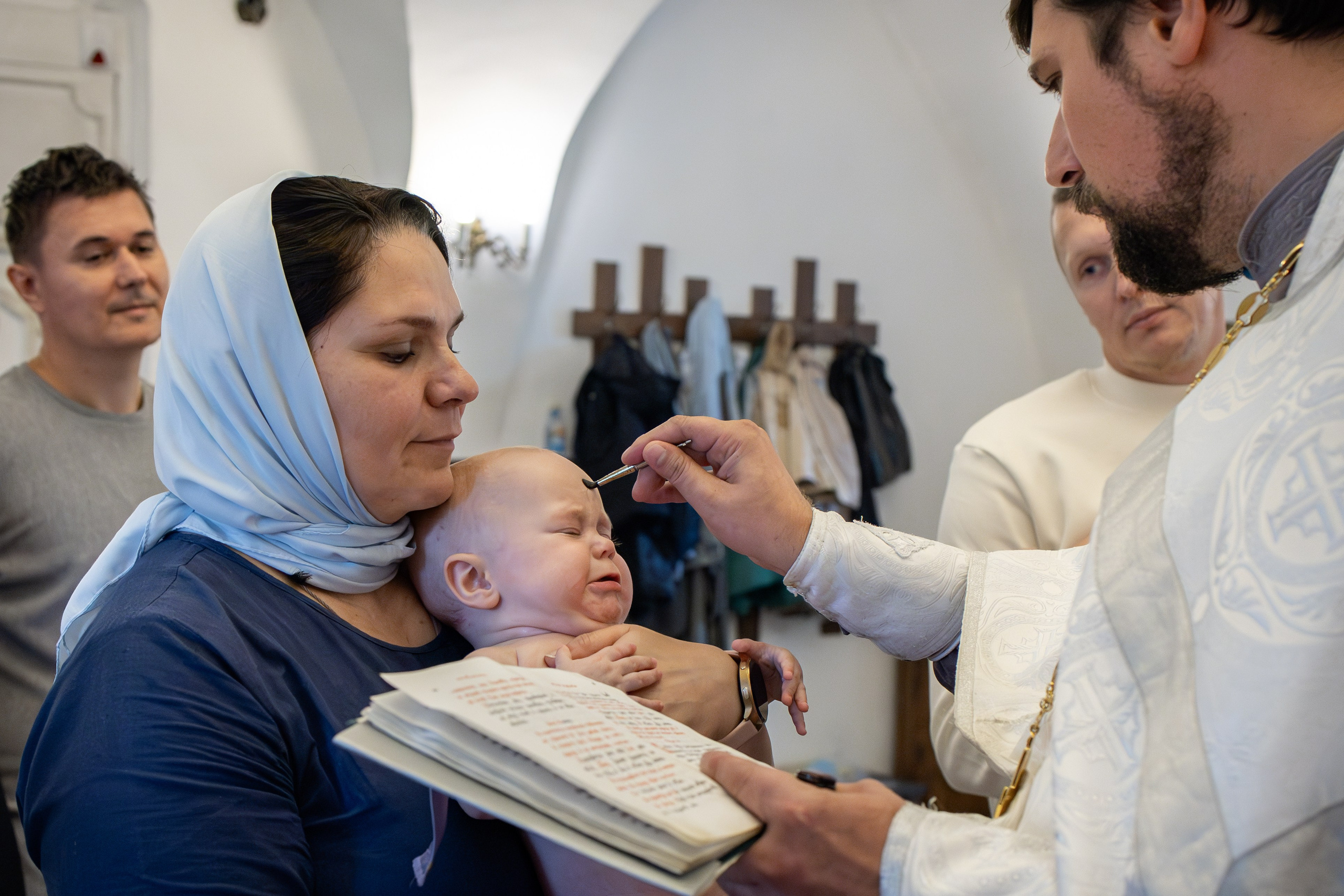 Таинство Крещения малышей в в храме Воскресения Христова, с. Трубино (Калужская обл.). Надежда Стар семейный и церковный фотограф в Жукове и Калужской области