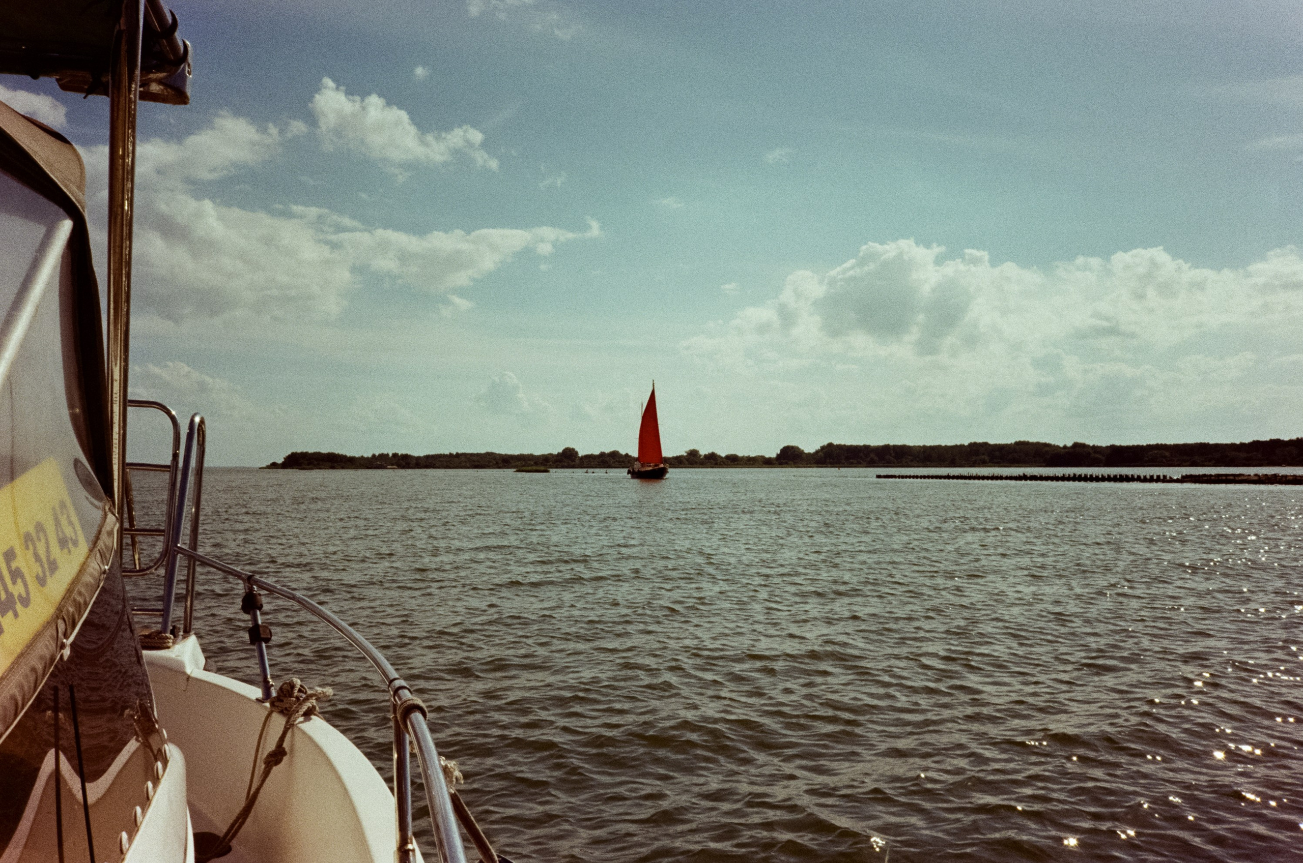 Прогулка на катере по Калининградскому заливу. Алые паруса. Фотограф-документалист Мария Осокина
