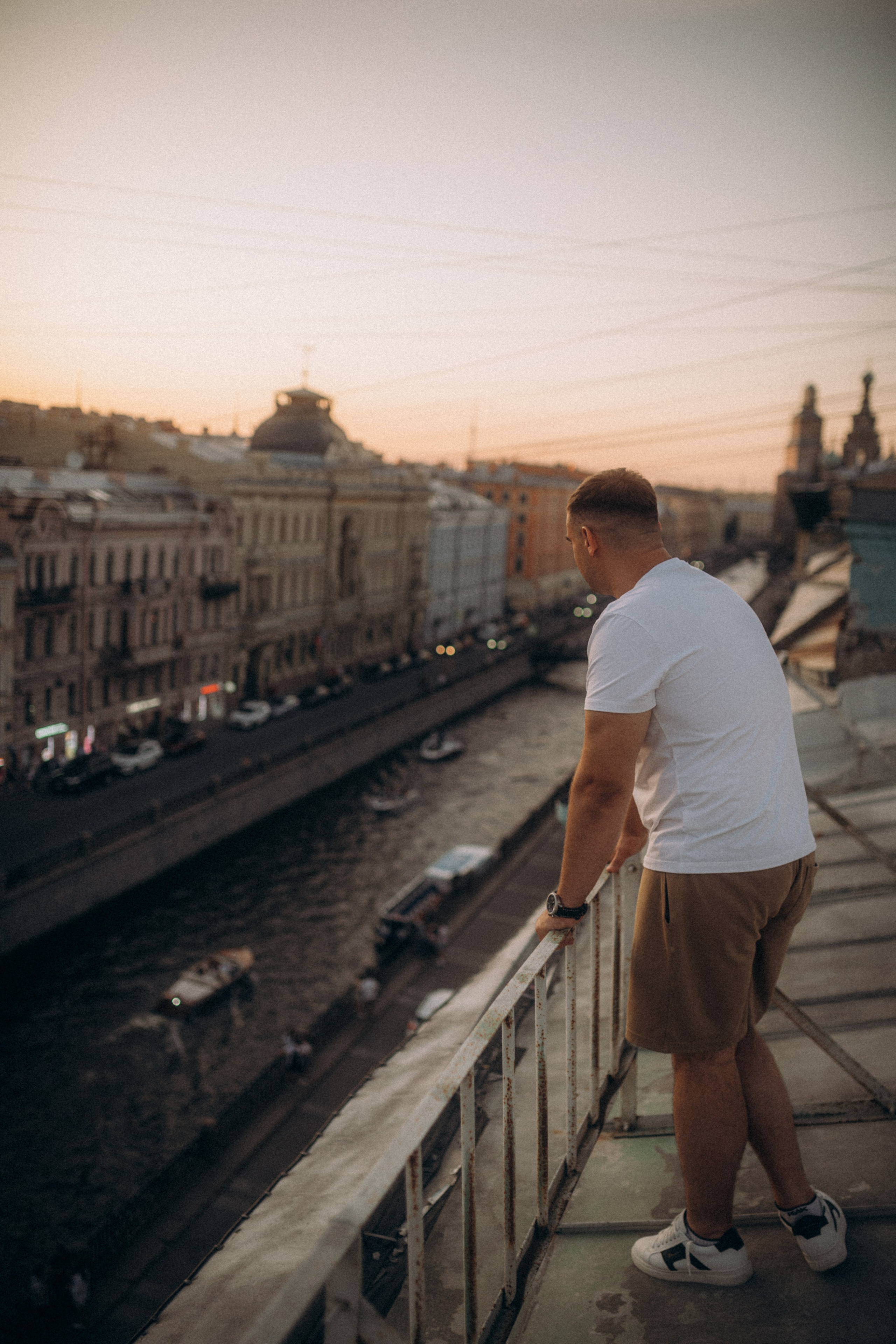 Мы сидим на питерской, теплой крыше. Фотограф в Санкт Петербурге Лара Великова