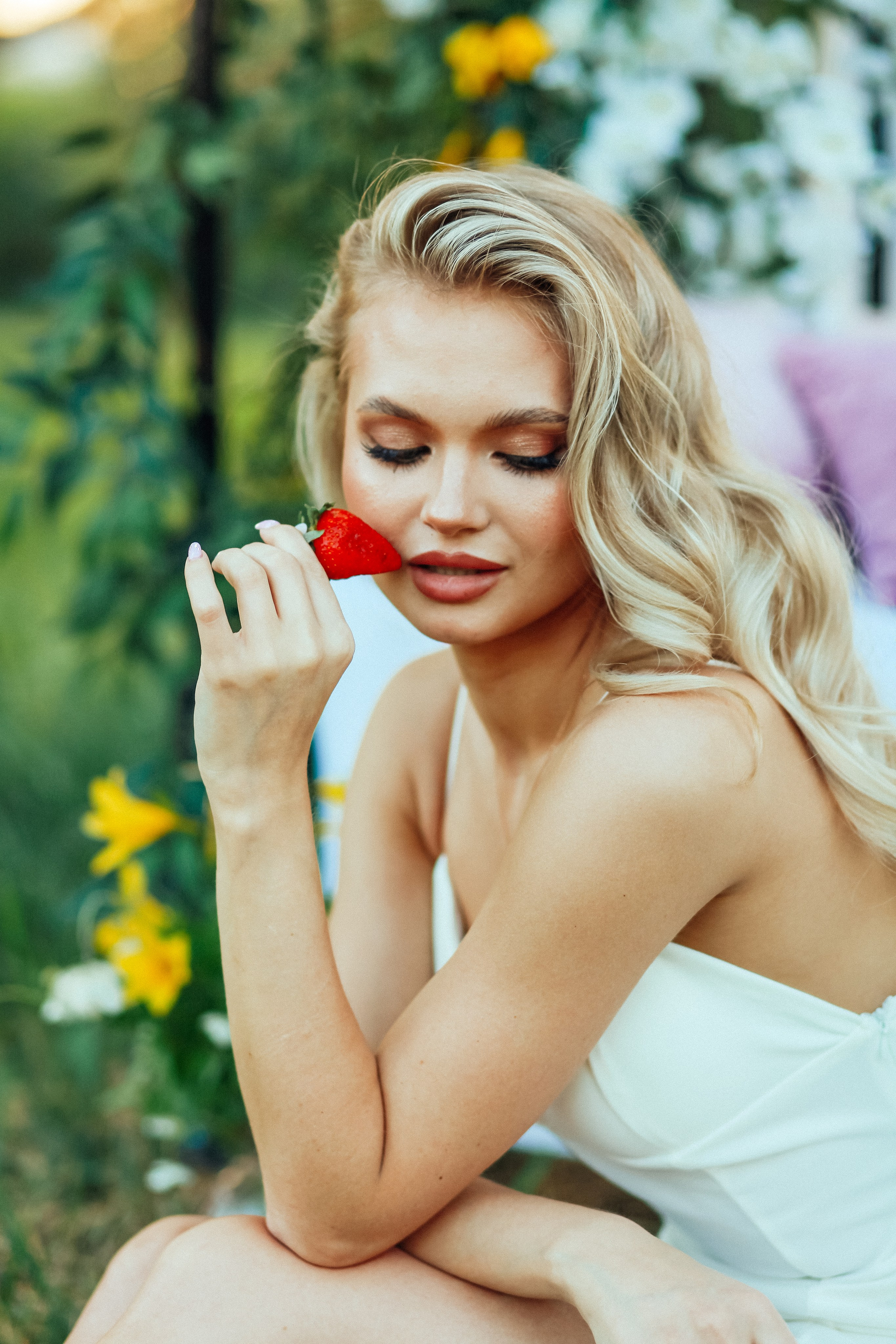 утро очень красивая невеста блондинка цветы природа лето декор дерево кровать виктория