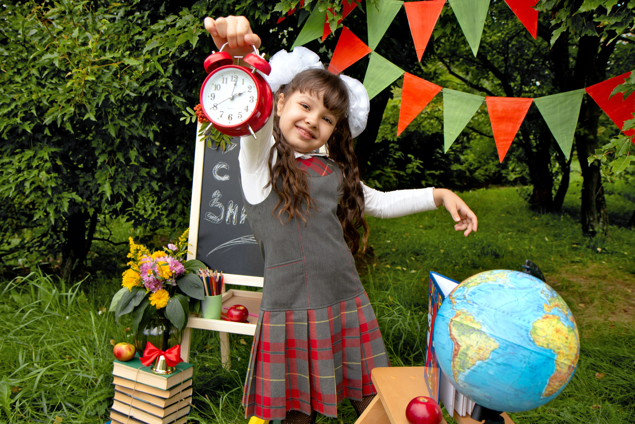 Школьная фотосессия на улице. Фотограф в Шелехове, лучшие выпускные альбомы в Шелехове