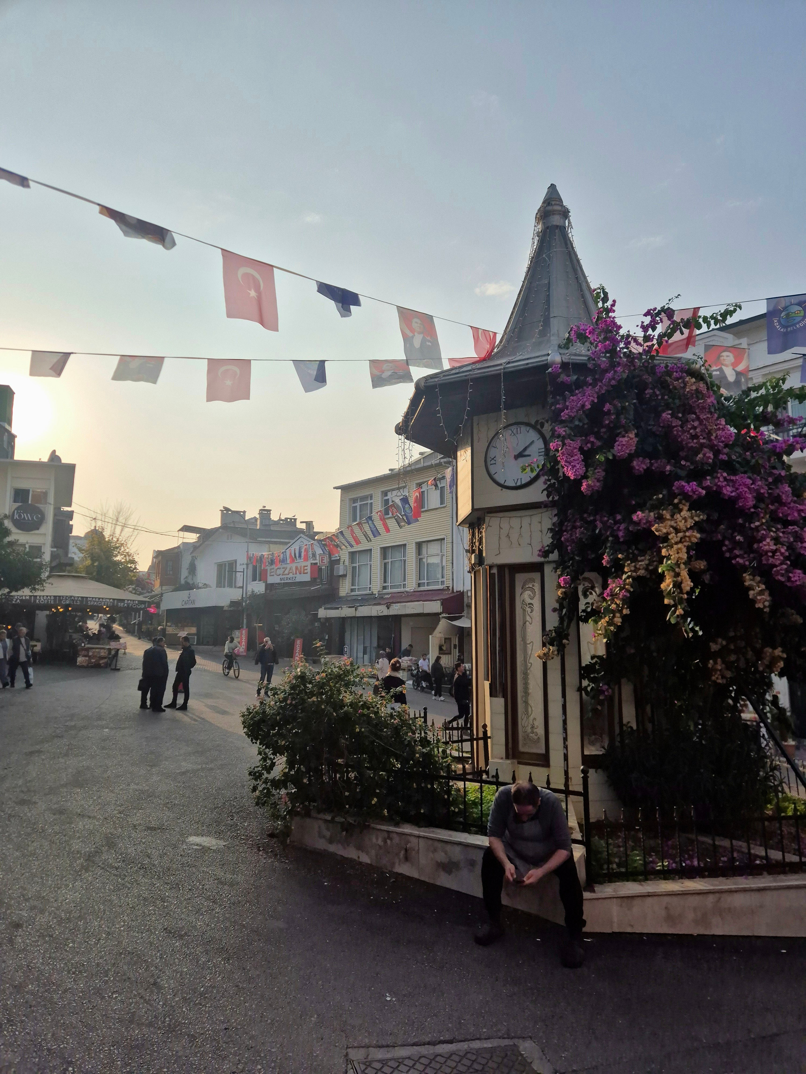 Часовая башня на центральной площади Бююкады