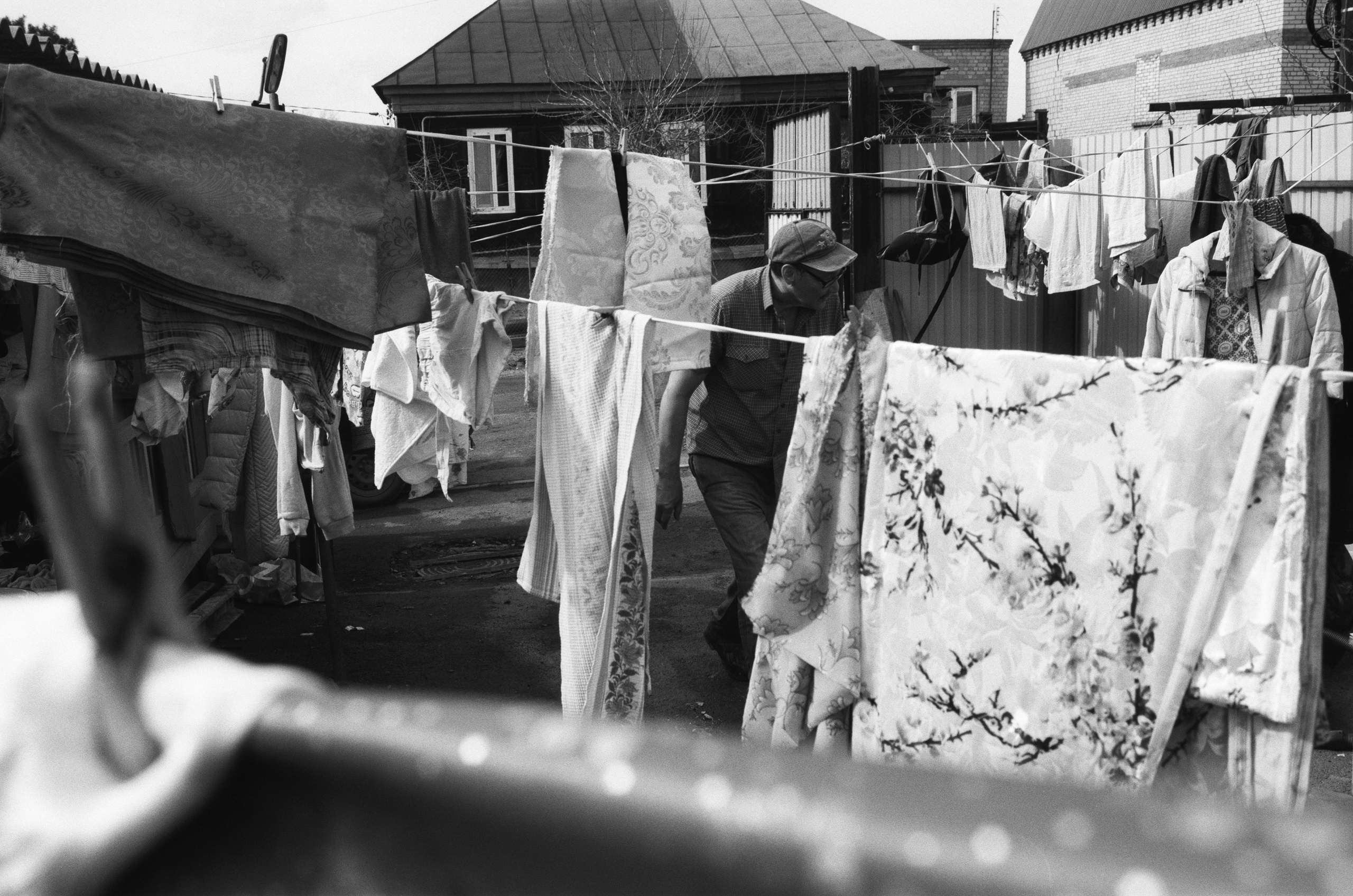 Семья из Казахстана сушит вещи во дворе дома | 17.04.2024 / г. Орск