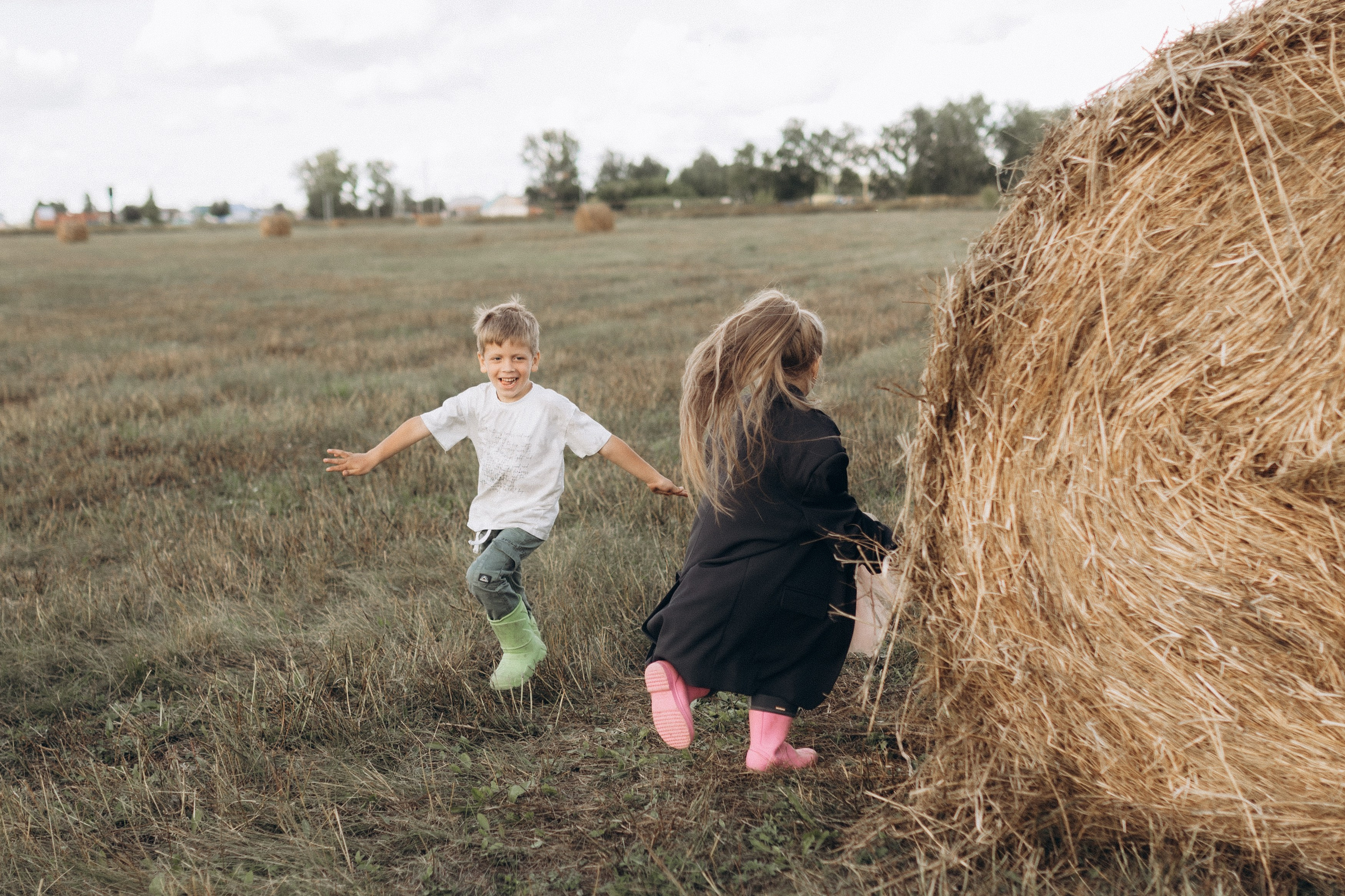 Вика и Миша на сене. Семейный фотограф lifestyle в Новосибирске Елена Шпилевая