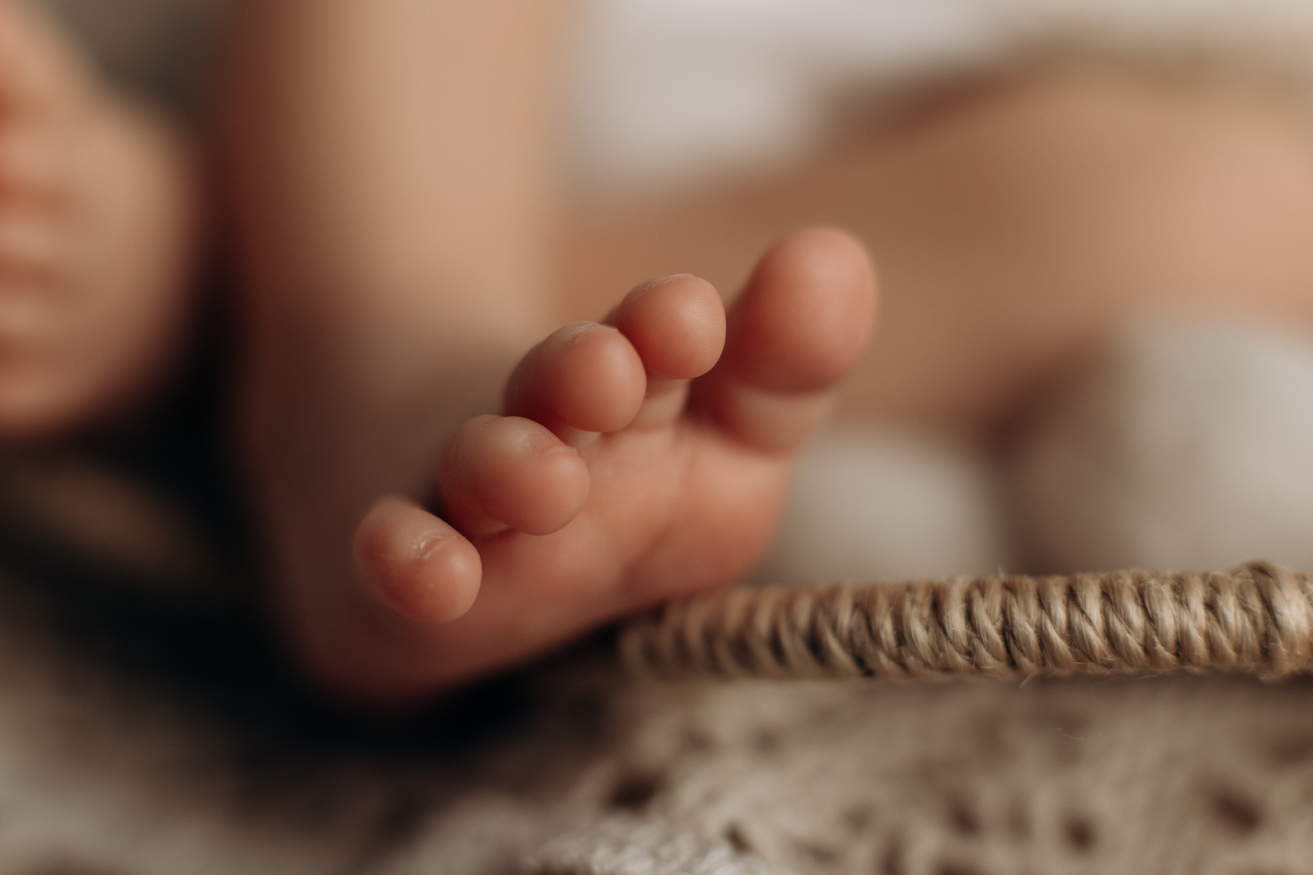 Newborn (фотосессия новорожденных). Фотостудия для новорожденных и малышей в Твери — На ручки