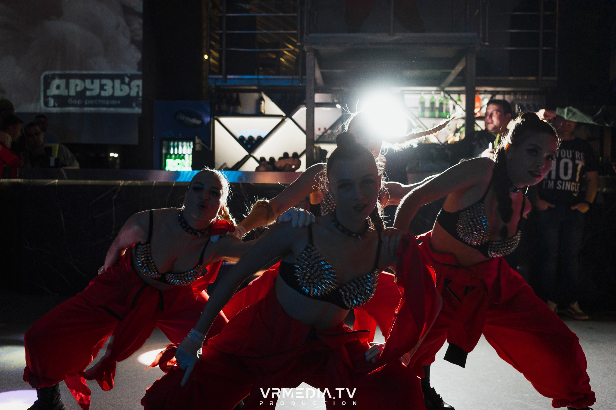 Бумажный дом в баре «Друзья»