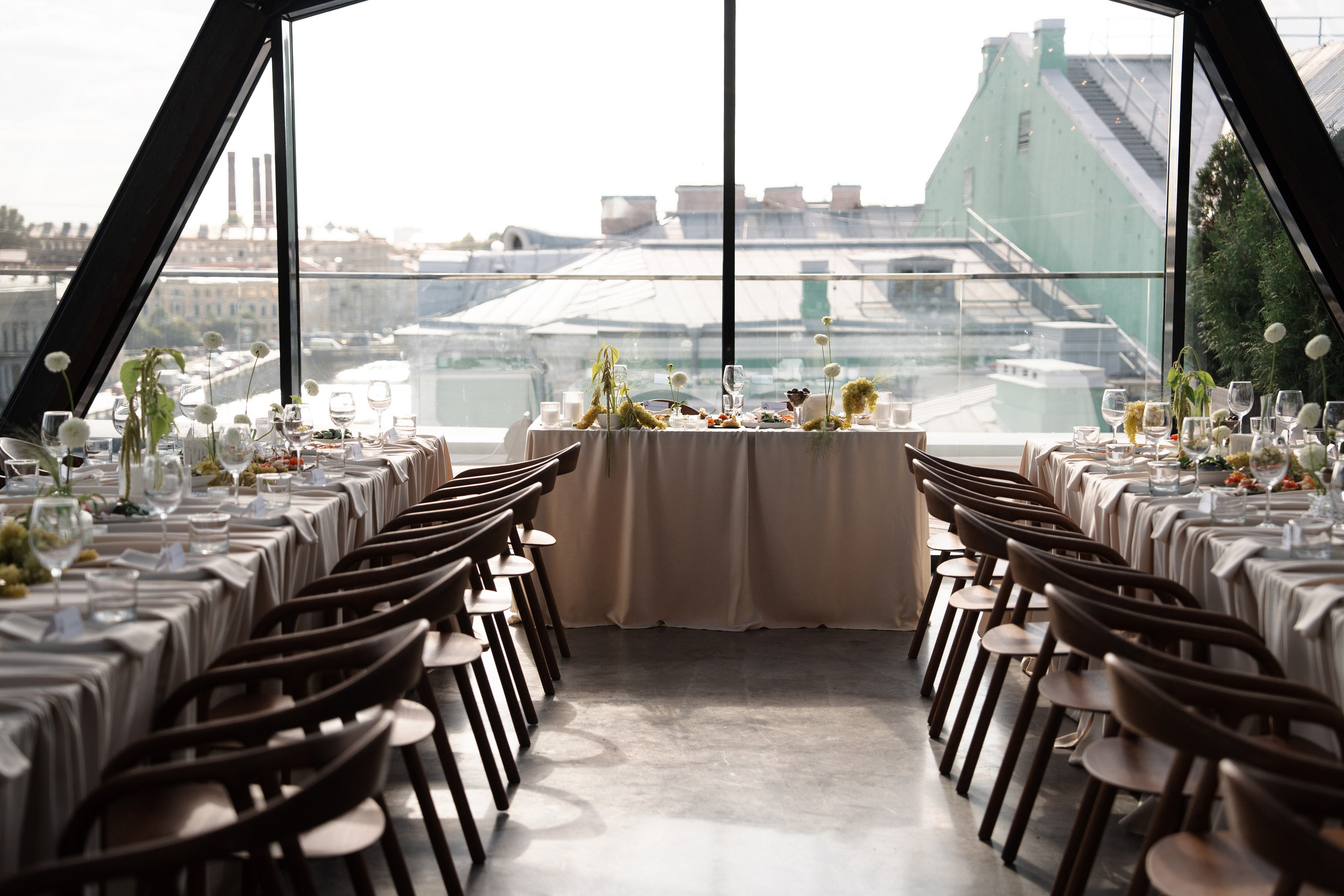 Виктория & Роман. Камерная городская свадьба в видовом ресторане в стиле современная классика. Свадебный фотограф организатор в Санкт-Петербурге Ассоль Опарина