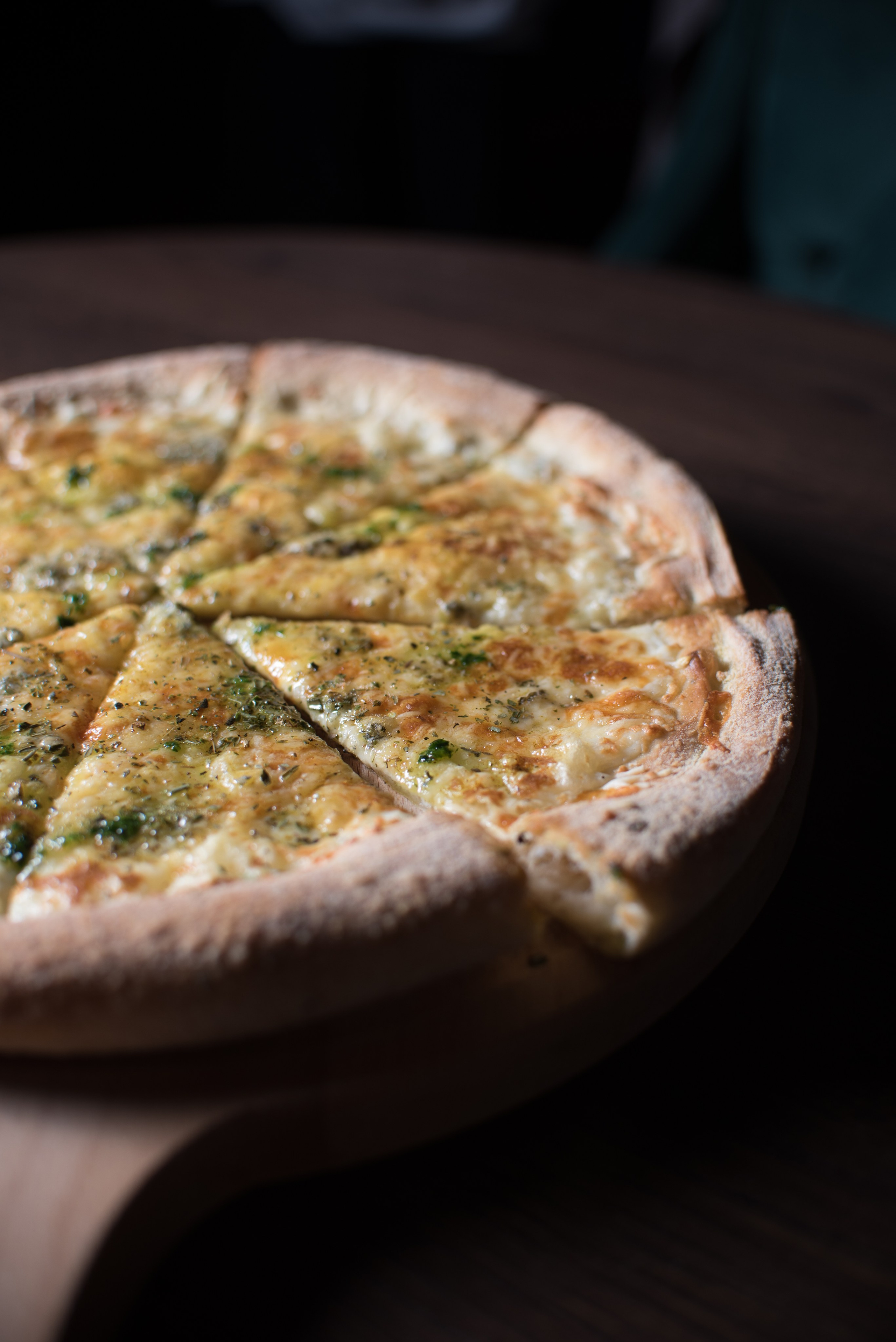 food фотограф Тимур Хабибуллин Уфа - пицца на деревянном подносе 