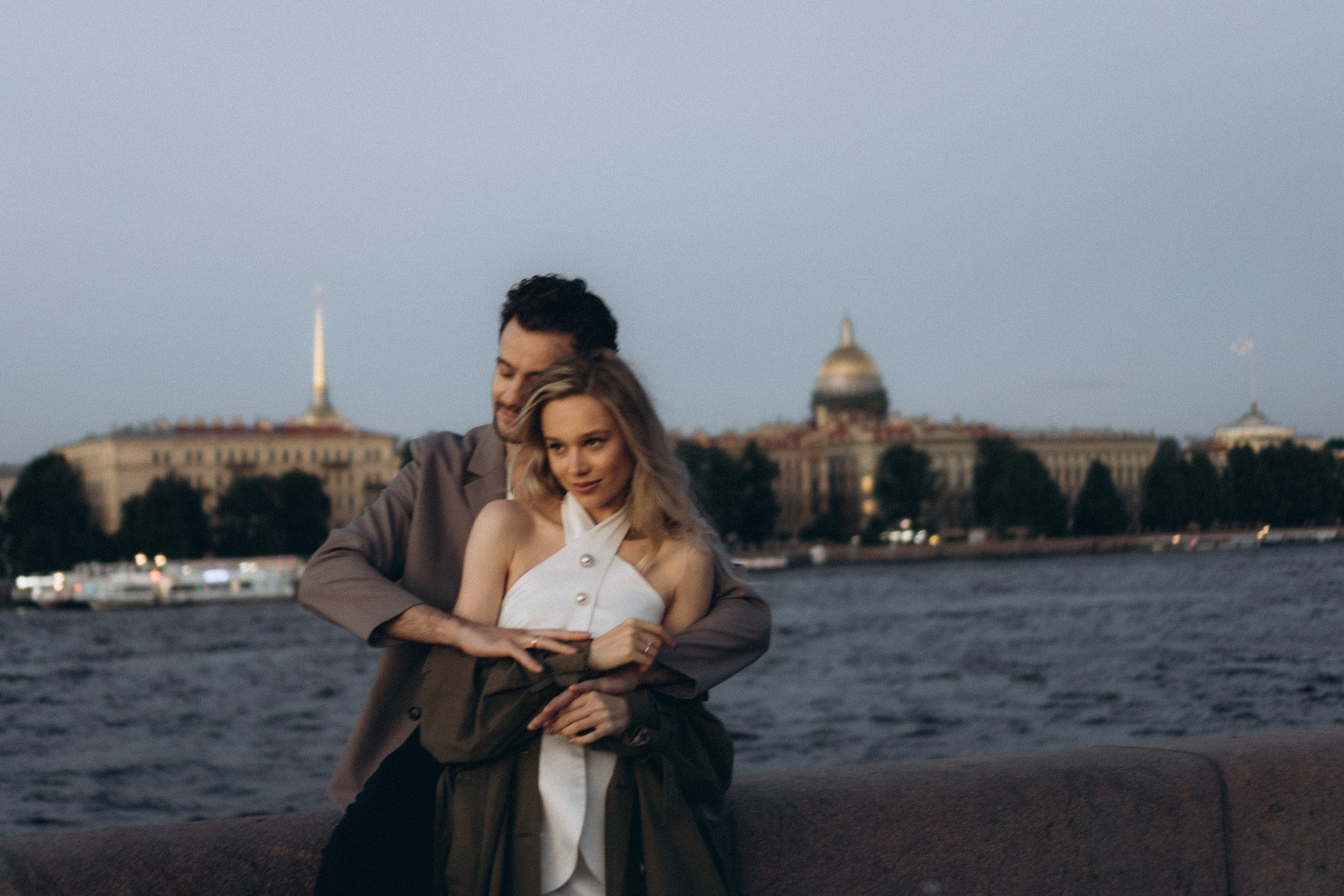 СВАДЕБНАЯ СЬЕМКА ПАРЫ НА РАССВЕТЕ В БЕЛЫЕ НОЧИ И ПРОГУЛКА С РАЗВОДНЫМИ МОСТАМИ И ПИКНИК ВОЗЛЕ ИСАКИЕВСКОГО СОБОРА. Профессиональный фотограф, Санкт-Петербург — Виктория Богомолова