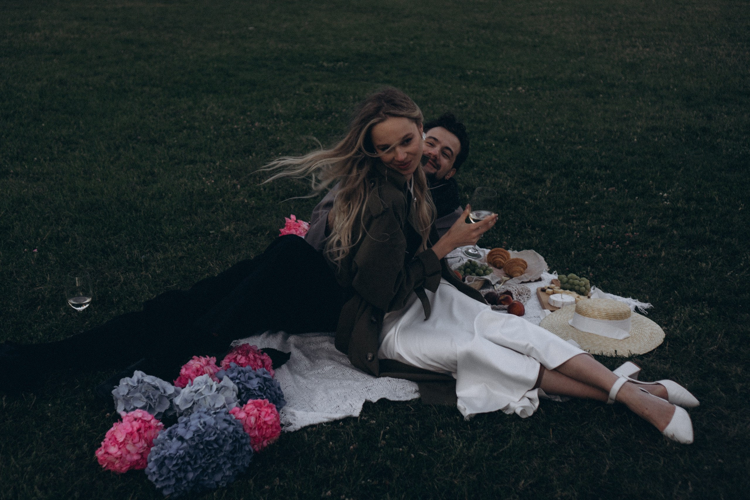 СВАДЕБНАЯ СЬЕМКА ПАРЫ НА РАССВЕТЕ В БЕЛЫЕ НОЧИ И ПРОГУЛКА С РАЗВОДНЫМИ МОСТАМИ И ПИКНИК ВОЗЛЕ ИСАКИЕВСКОГО СОБОРА. Профессиональный фотограф, Санкт-Петербург — Виктория Богомолова