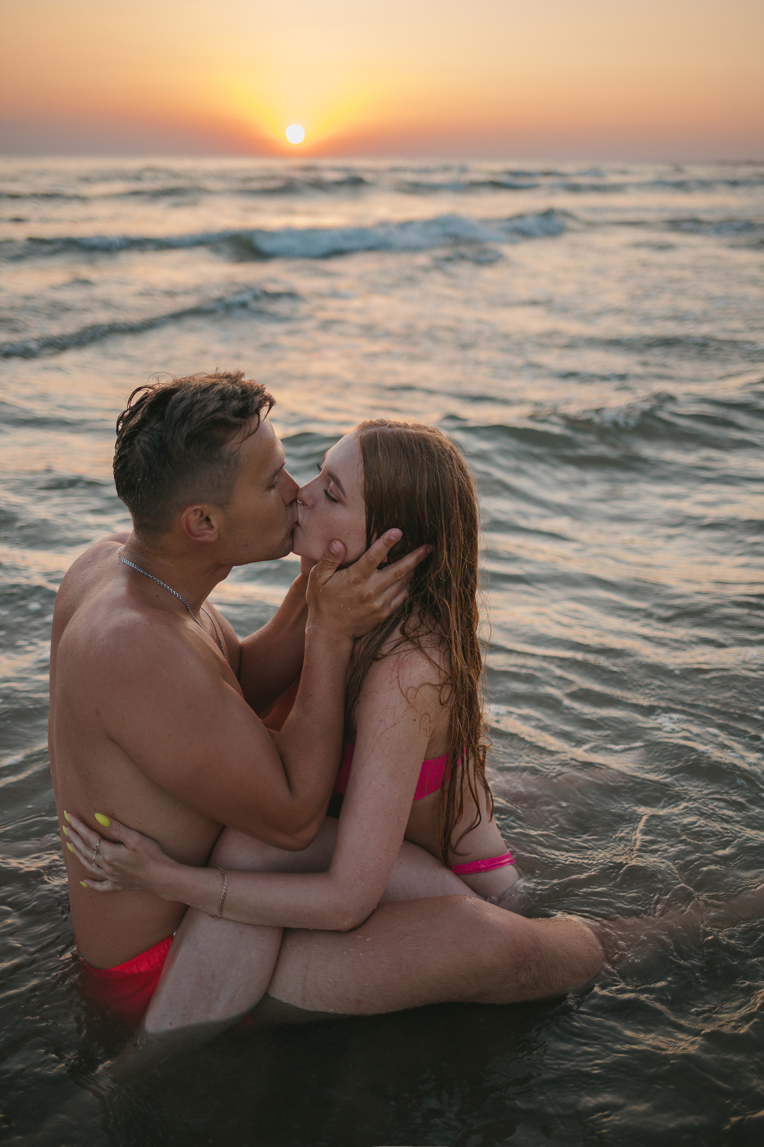 Съемка лав стори на песчаном пляже