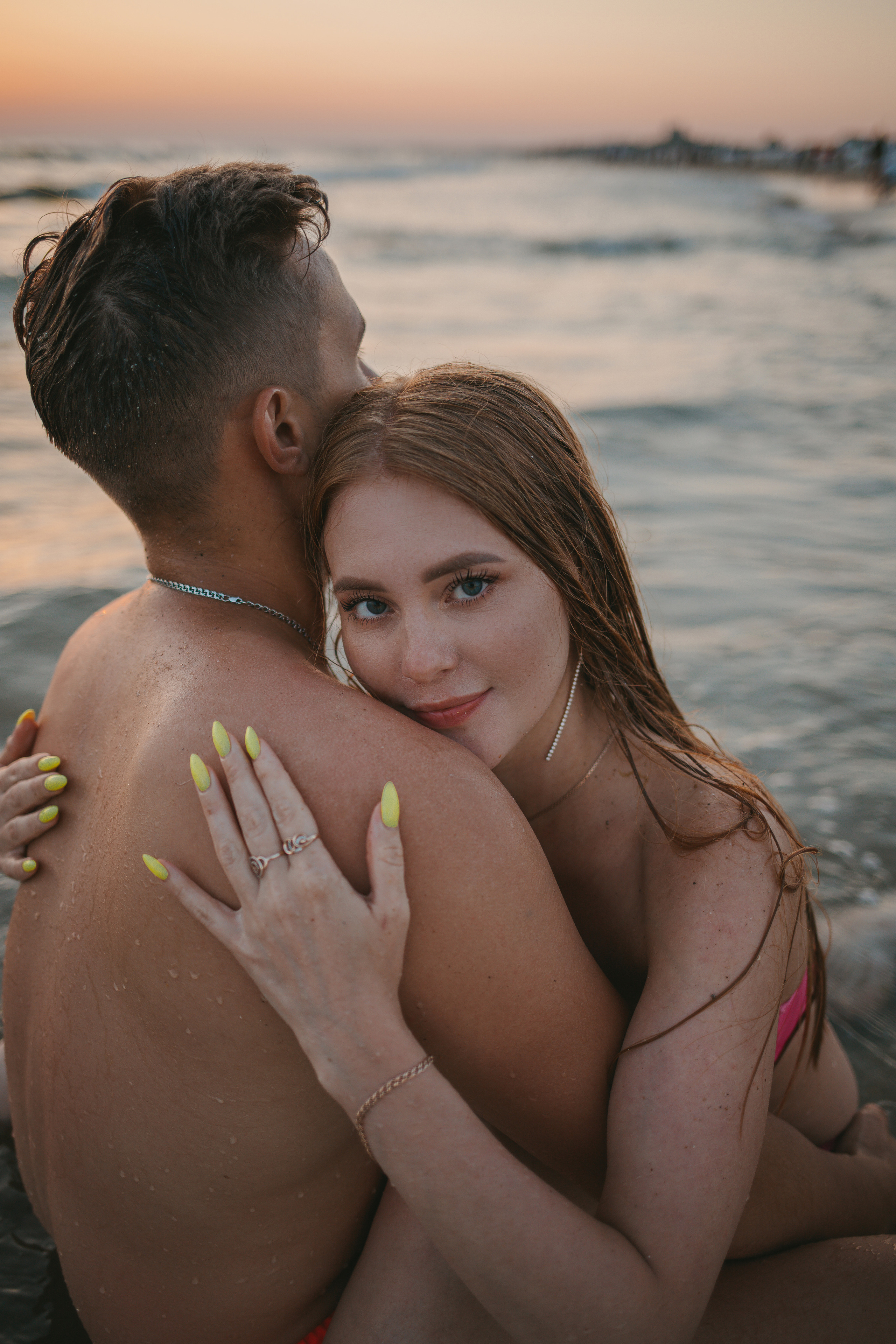 Съемка лав стори на песчаном пляже