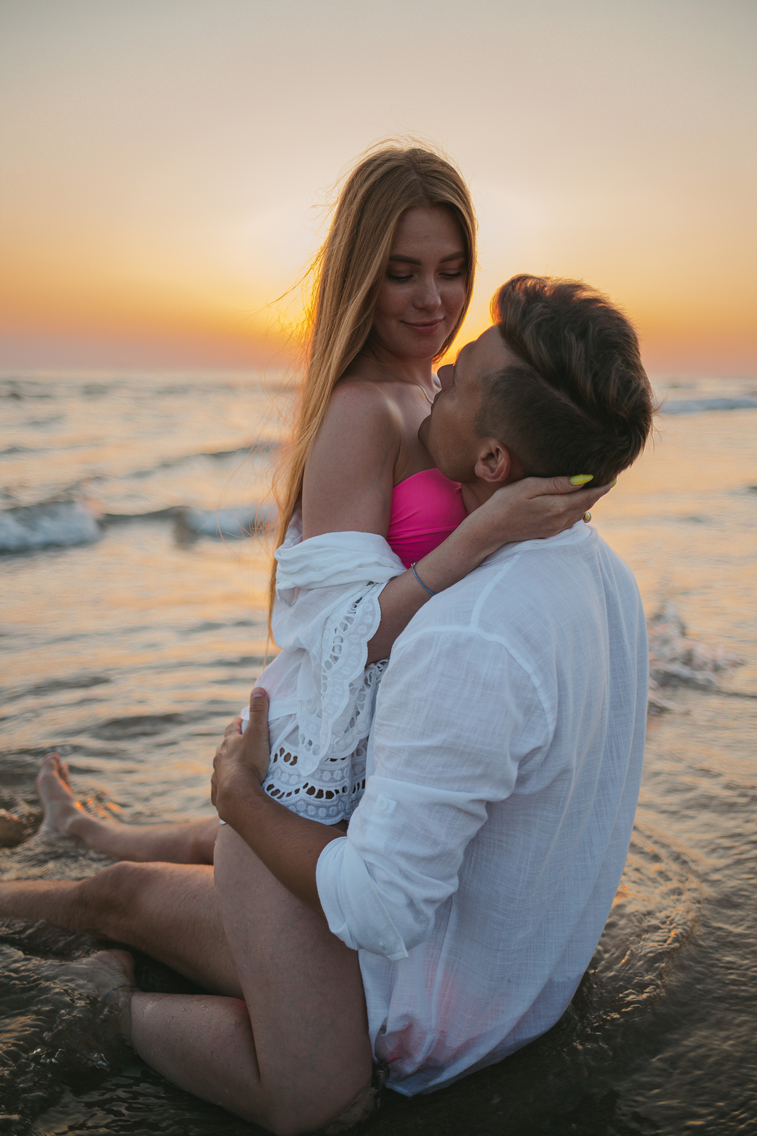 Съемка лав стори на песчаном пляже