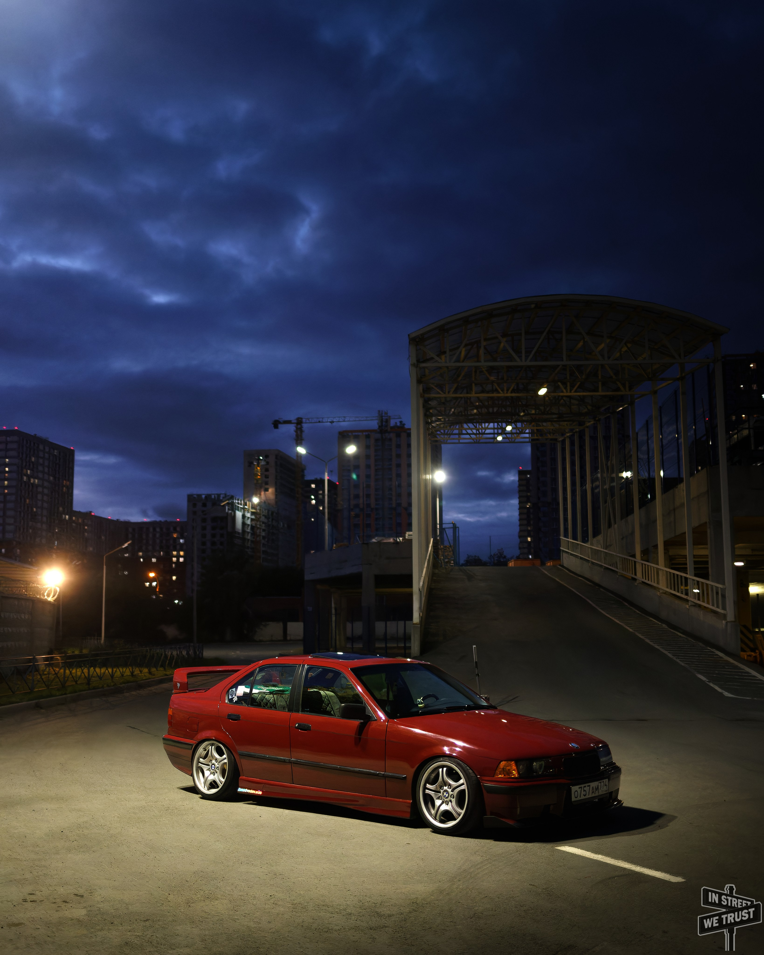BMW E36 под уличным фонарем. IN STREET WE TRUST