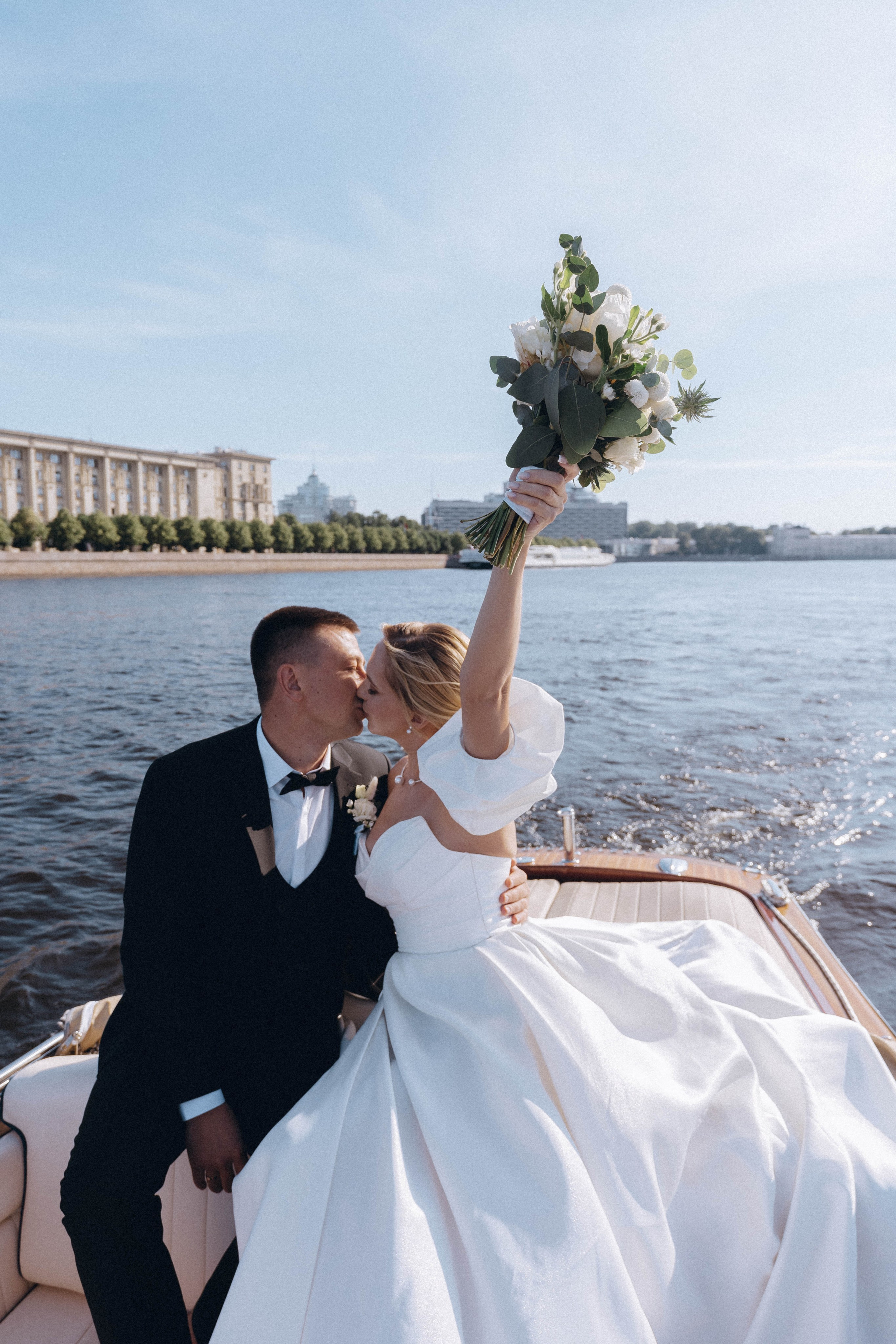 СВАДЕНБНАЯ СЬЕМКА НА КАТЕРЕ ПО КАНАЛАМ САНКТ-ПЕТЕРБУРГА И В АКВАТОРИИ НЕВЫ. Профессиональный фотограф, Санкт-Петербург — Виктория Богомолова