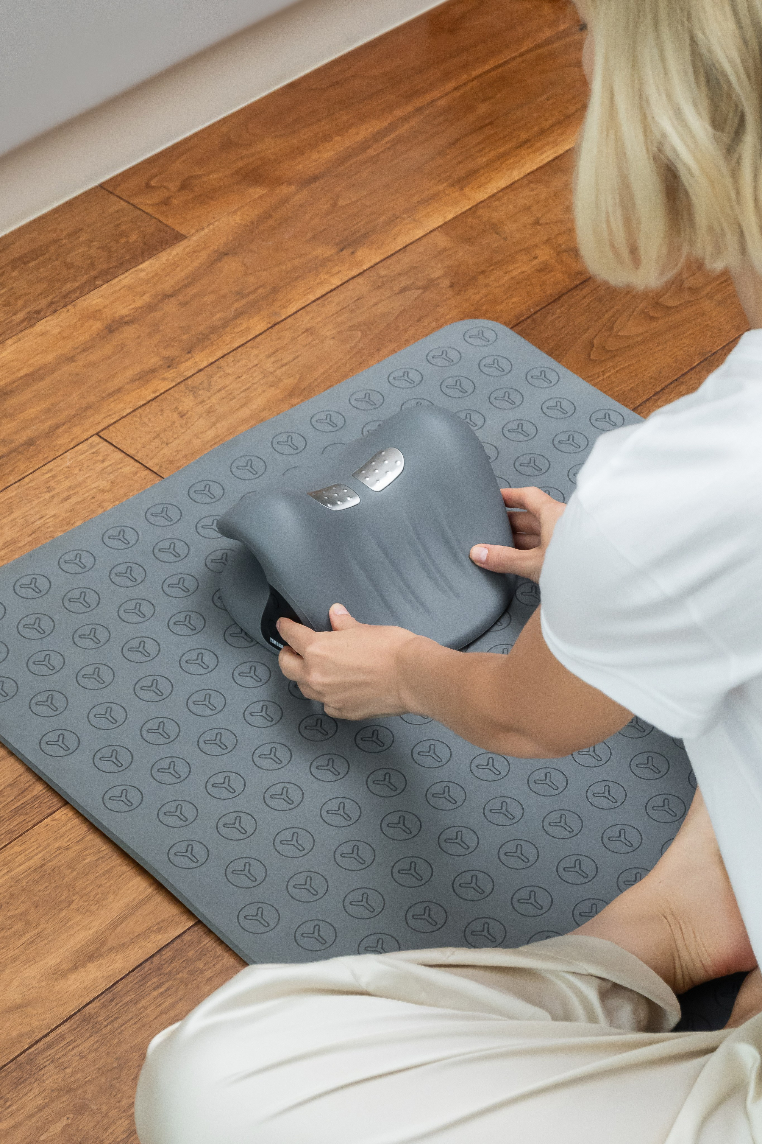 Съемка модели и товара с искусственным светом