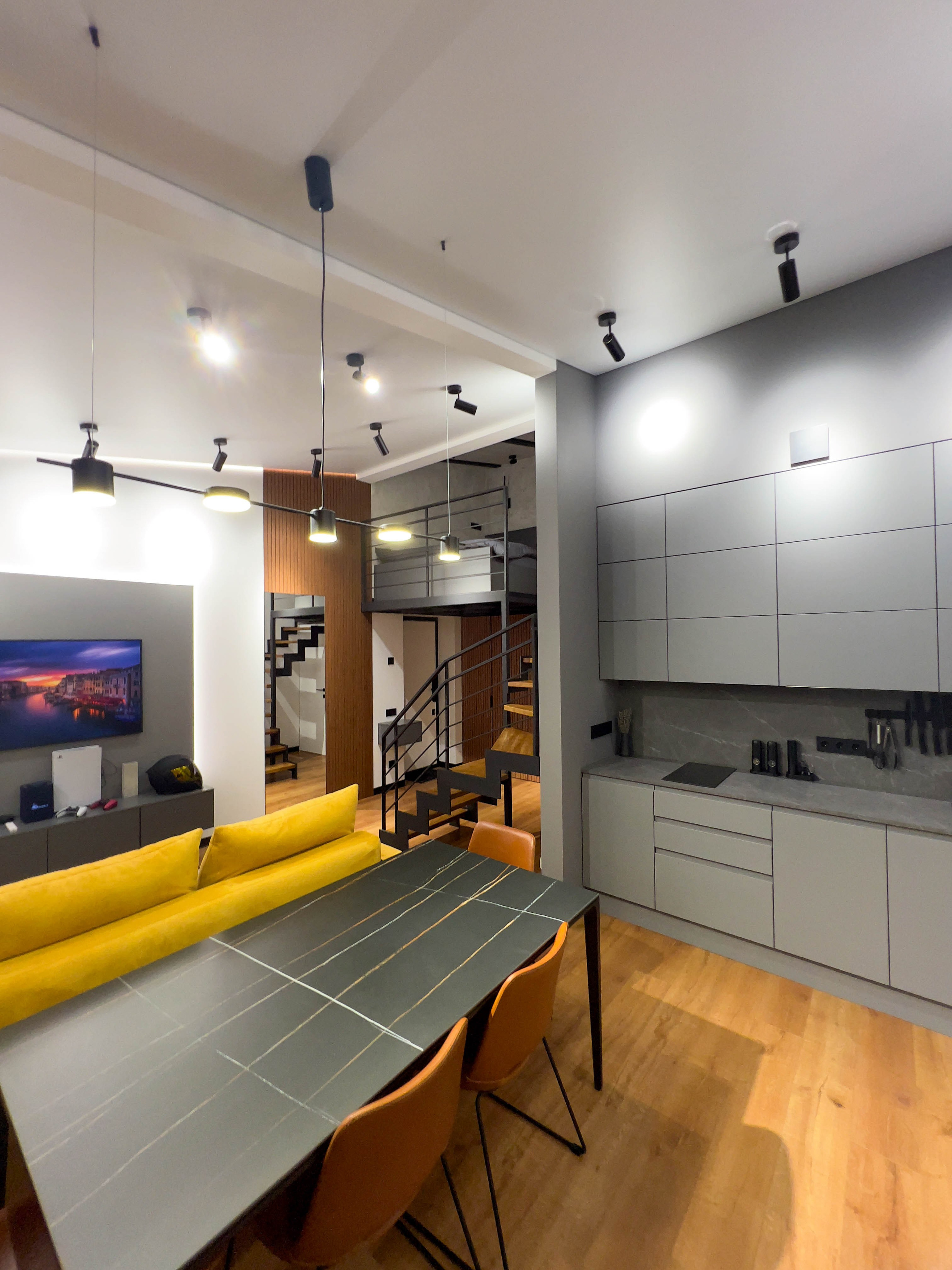 The apartment is on two levels. Fotograf Dmitrii Donets