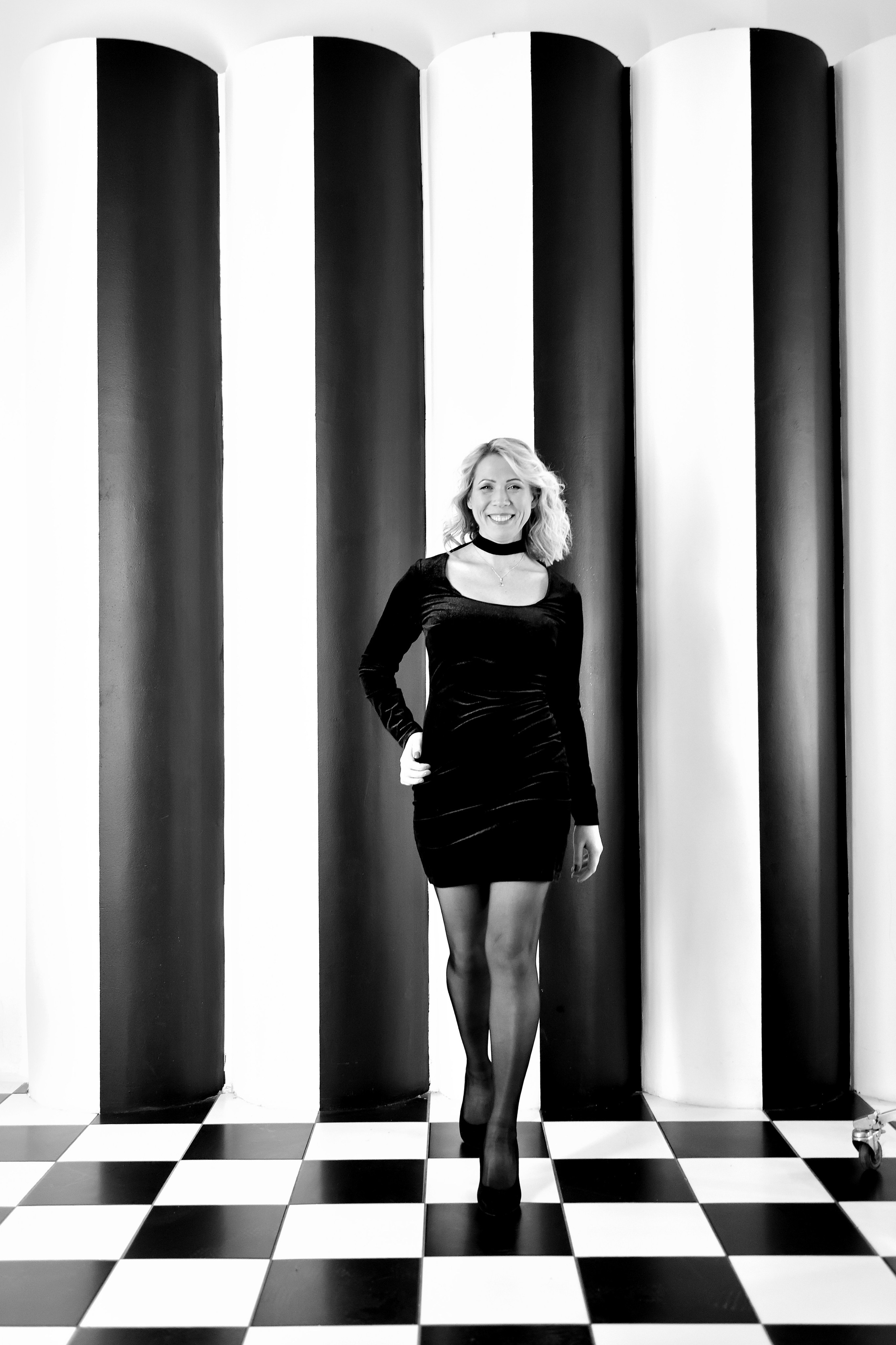 Портрет девушки на фоне пола в виде шахматной доски