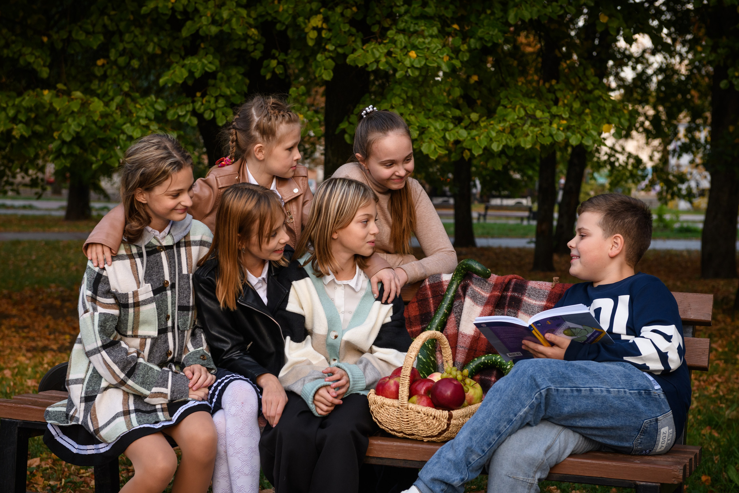 Четвероклассники позируют для школьного альбома. Выпускные альбомы в Курске