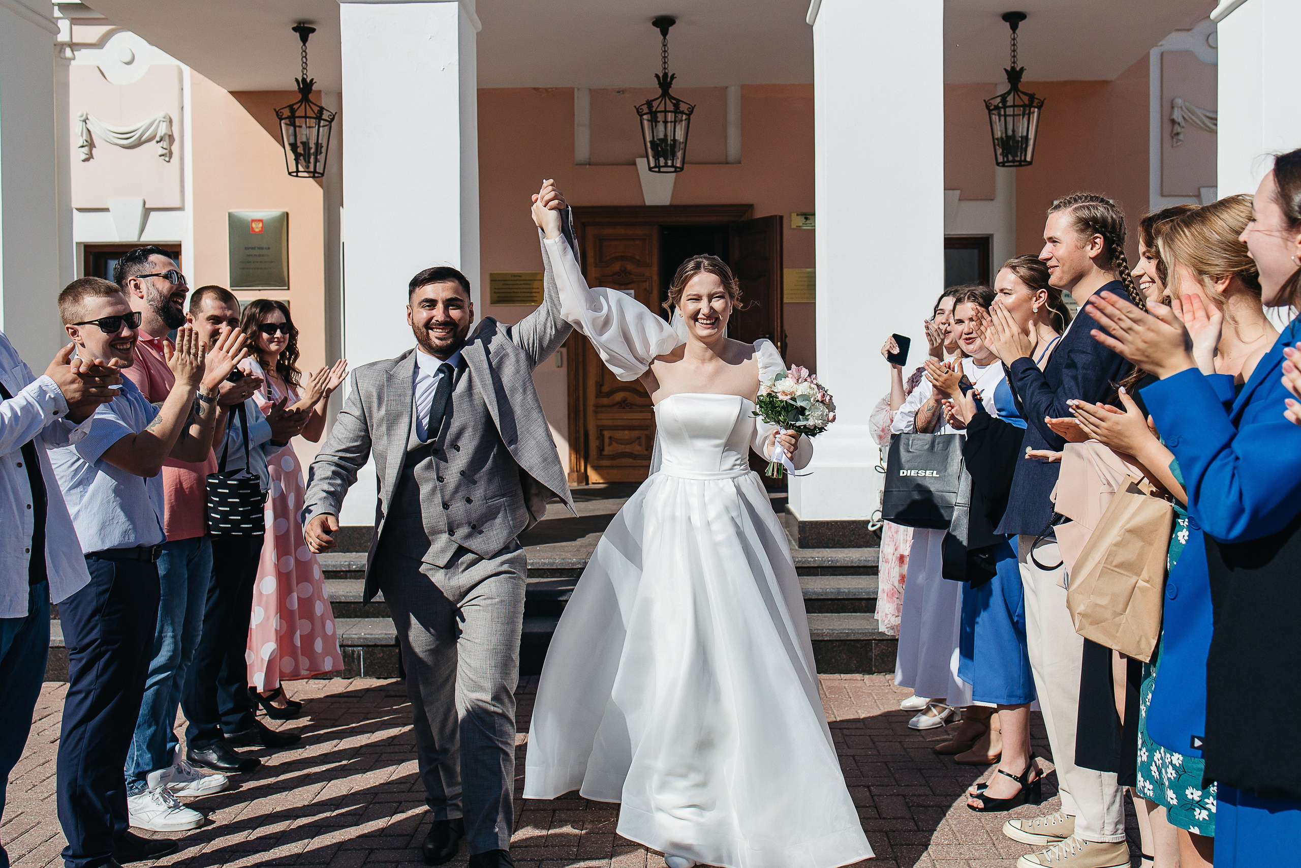 Свадебная фотосессия пары в номере отеля. Олег Сверчков | Свадебный фотограф Вологда