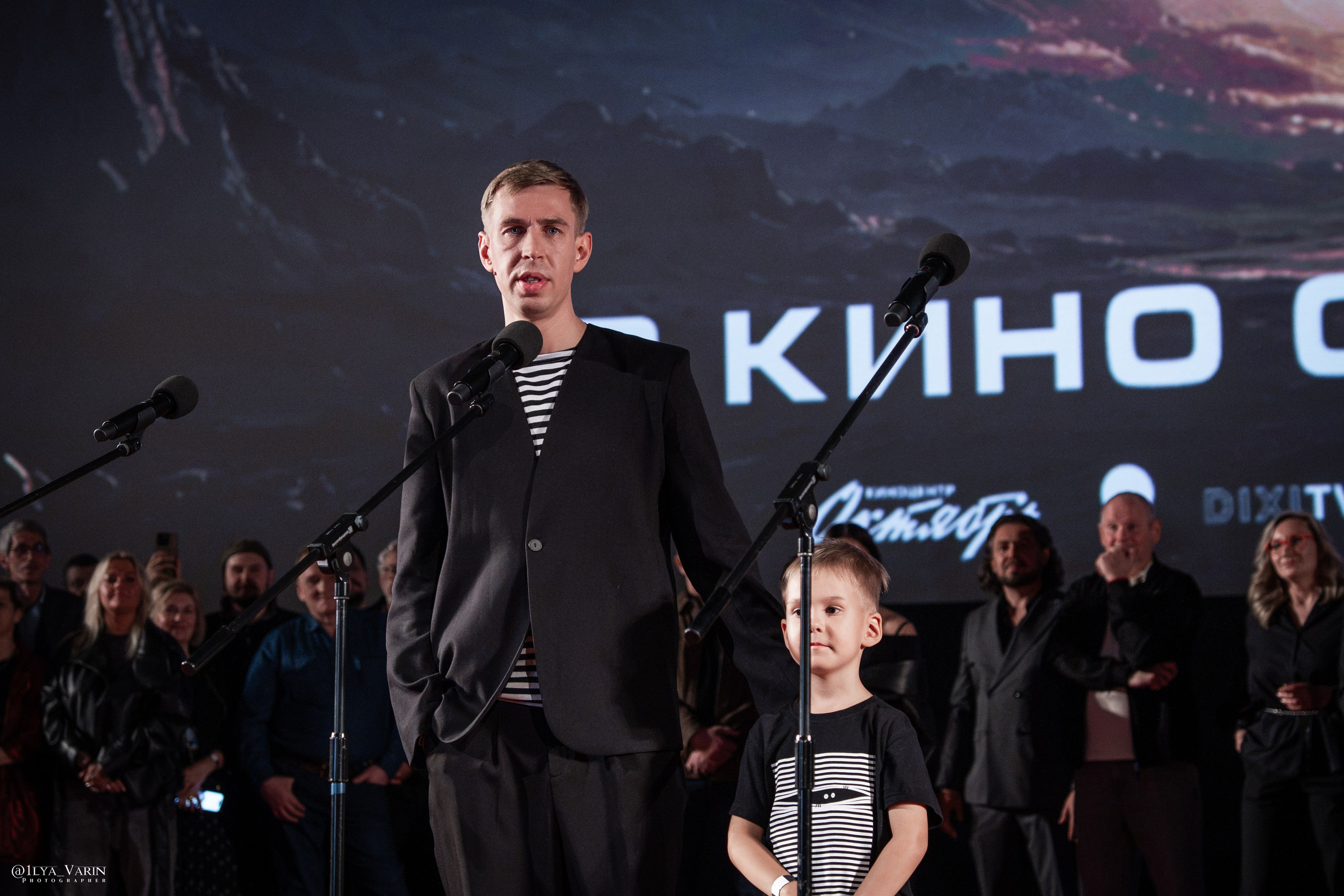 Премьера фильма Девятая планета прошла в кинотеатре КАРО 11 ОКТЯБРЬ. Была красная дорожка со звездами и селебрити, Девятая планета уже можно смотреть в хорошем. На премьере красной дорожки Юра Борисов, Ирина Старшенбаум, Алексей Серебряков. Режиссёр Николай Рыбников