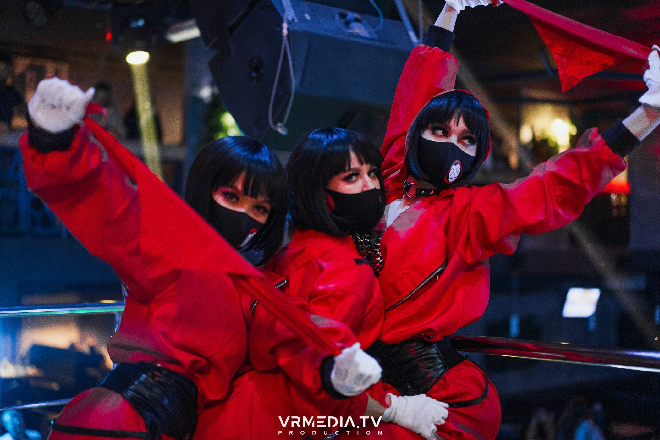 Бумажный дом в баре «Друзья»