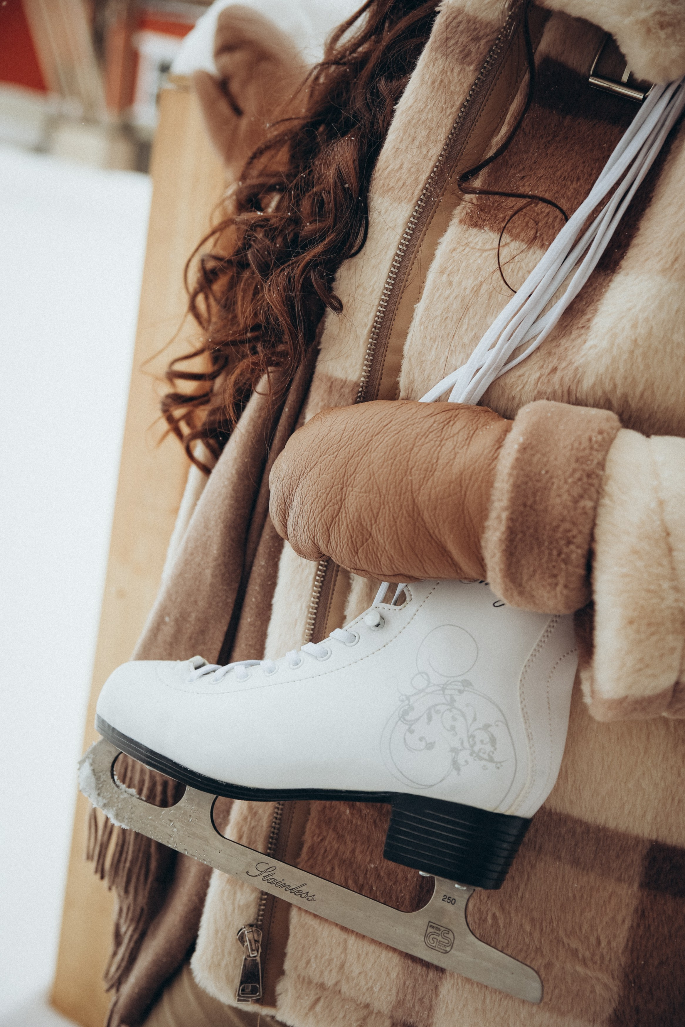 Зимняя фотосессия на катке фотосессия на коньках. Фотограф Владимир Москва