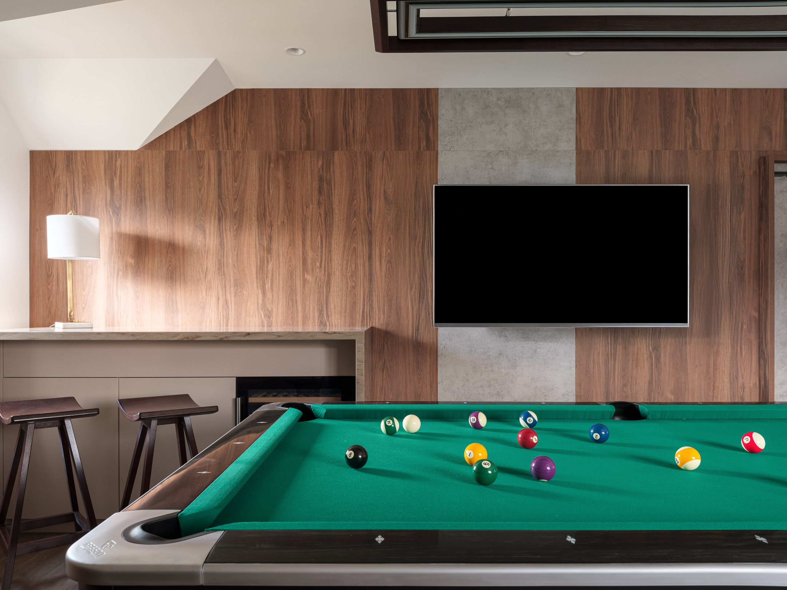 Современный стильный интерьер игровой комнаты с бильярдным столом и панелью из дерева и бетона. Дизайн Татьяны Диденко, стилизация Натальи Якушевой, фото Сергея Денисенко — сочетание уюта, стиля и функциональности.