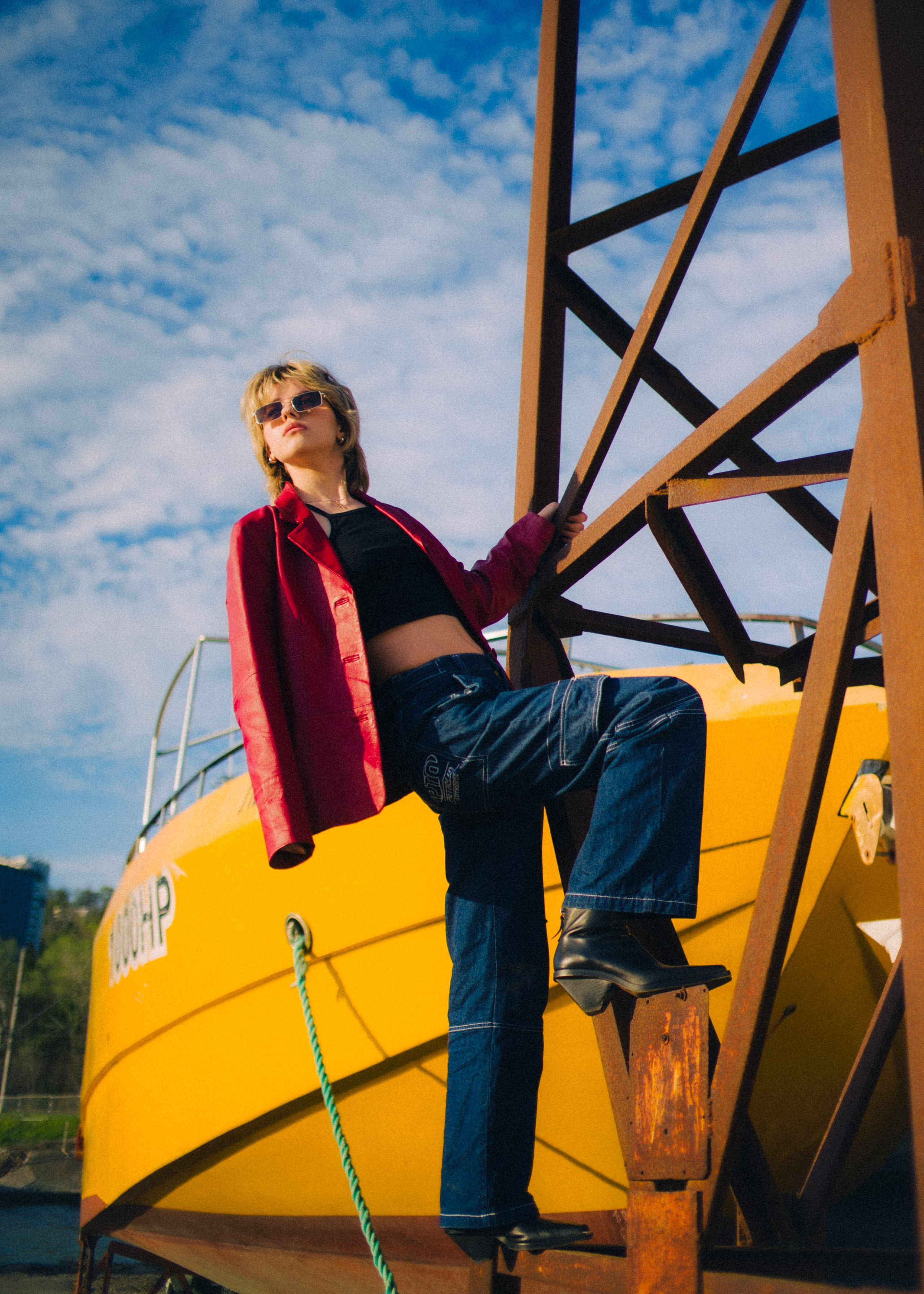 Вика среди заброшенных кораблей. Главная