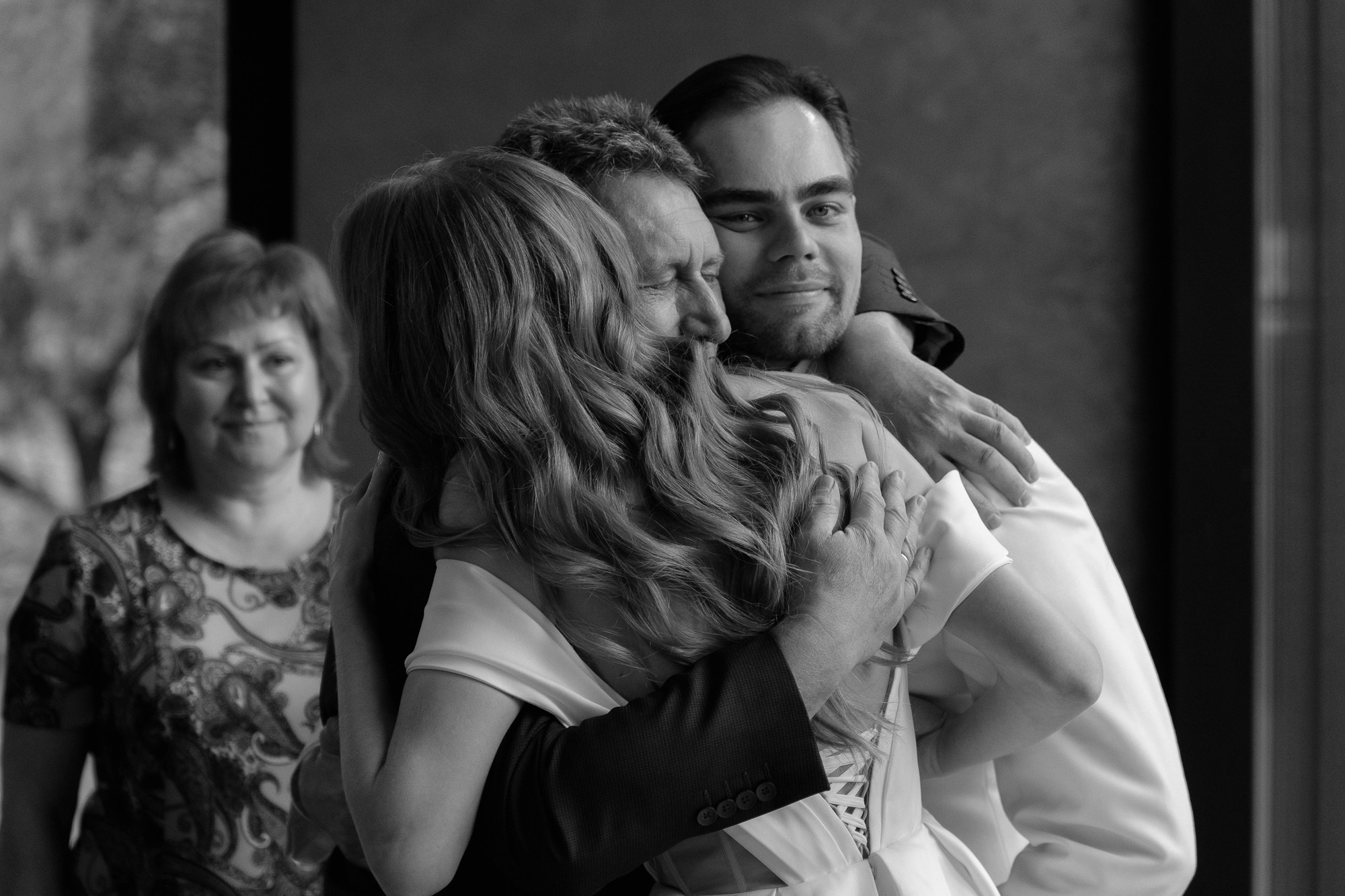 Черно-белая свадьба с вечерней церемонией под деревом. Свадебный фотограф Элли Федосеева