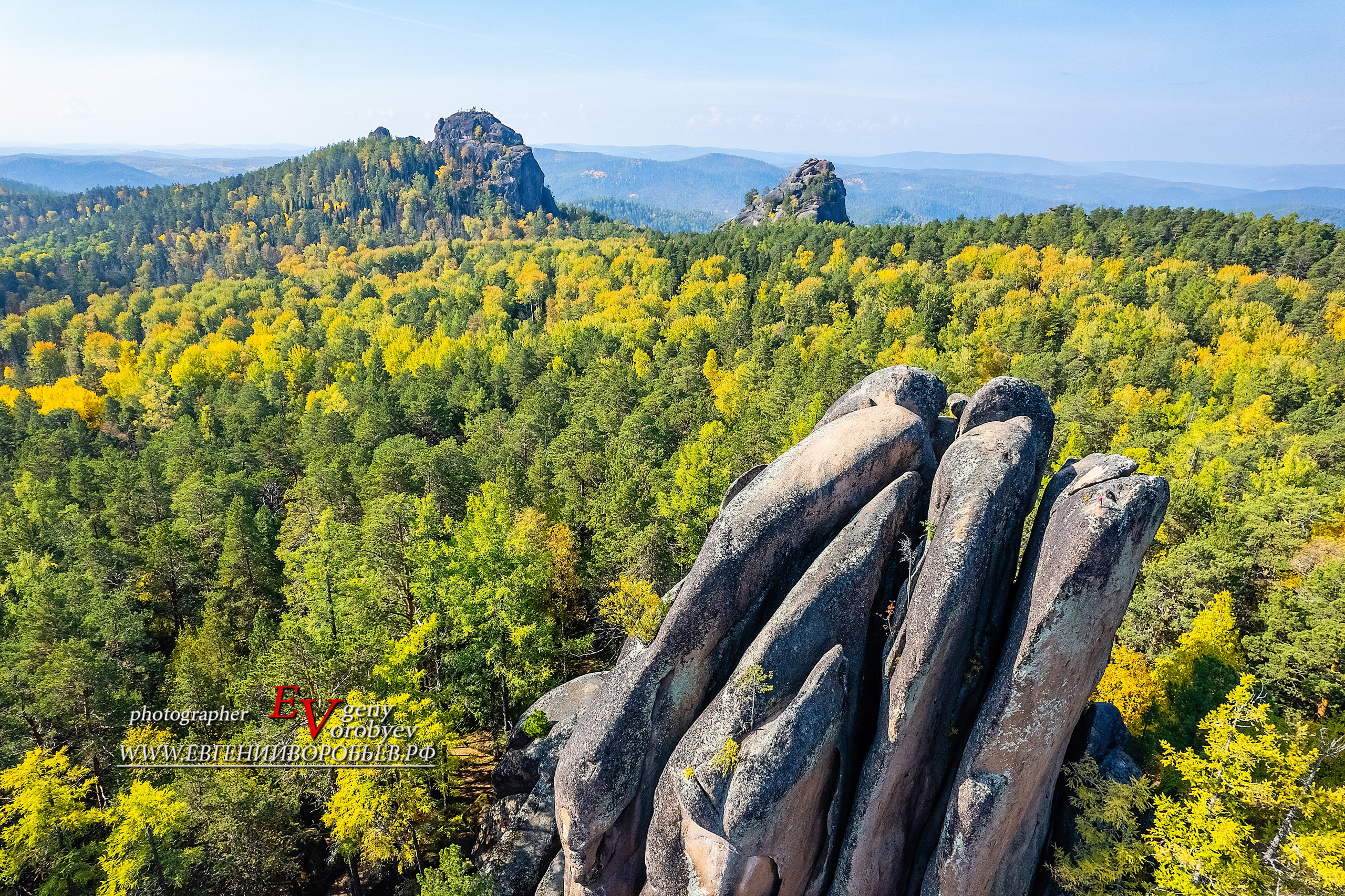 Экскурсия национальный парк заповедник Красноярские столбы цена заказать забронировать фото тур интересные места достопримечательности что посмотреть где побывать в Красноярске  Туристический маршрут центральные столбы скала Перья Дед Львиные ворота первый второй столб Фотосессия фотограф Красноярск природа пейзаж аэросъёмка с FPV дрона квадрокоптера