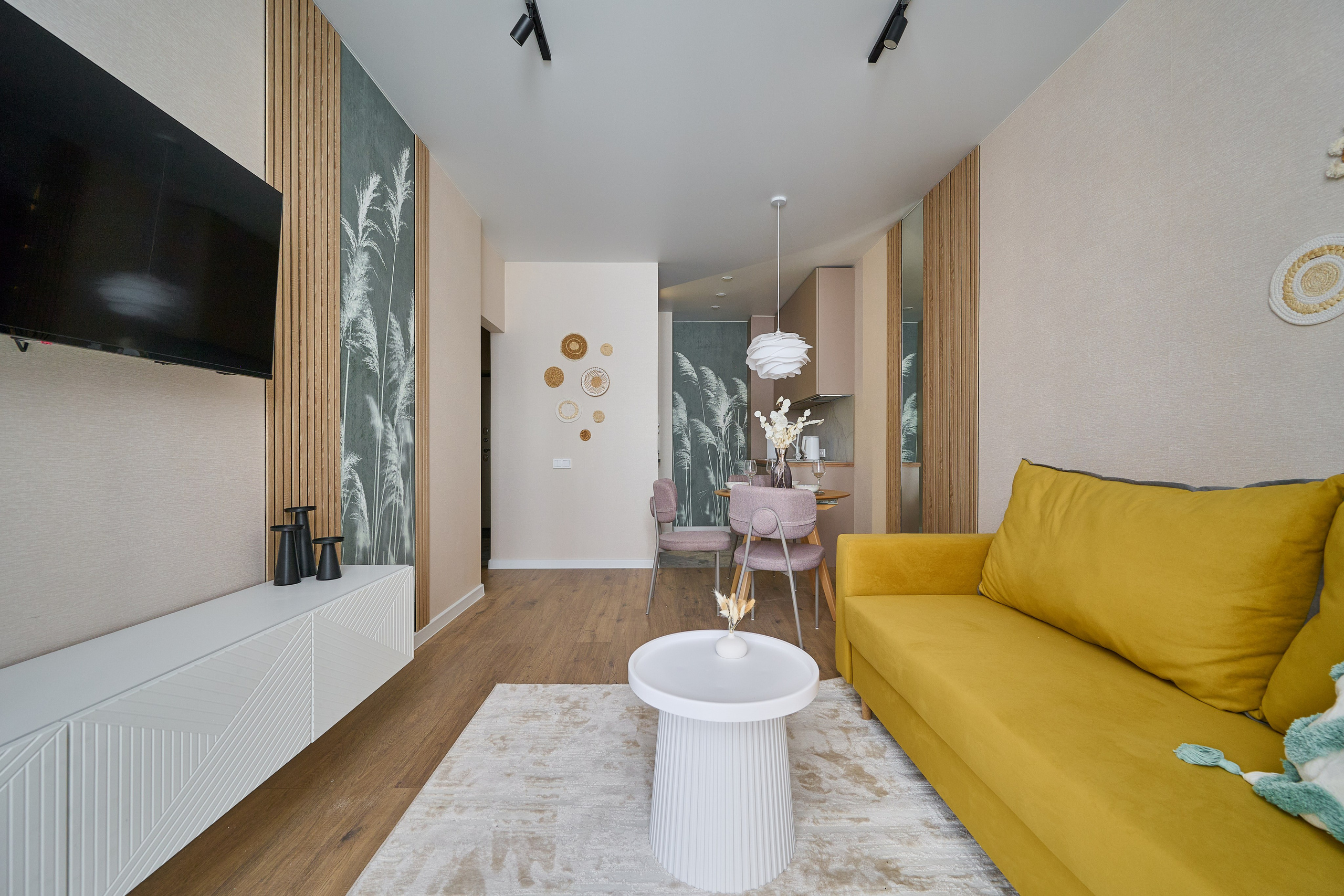 гостиная желтый диван светлая комната маленький белый столик 