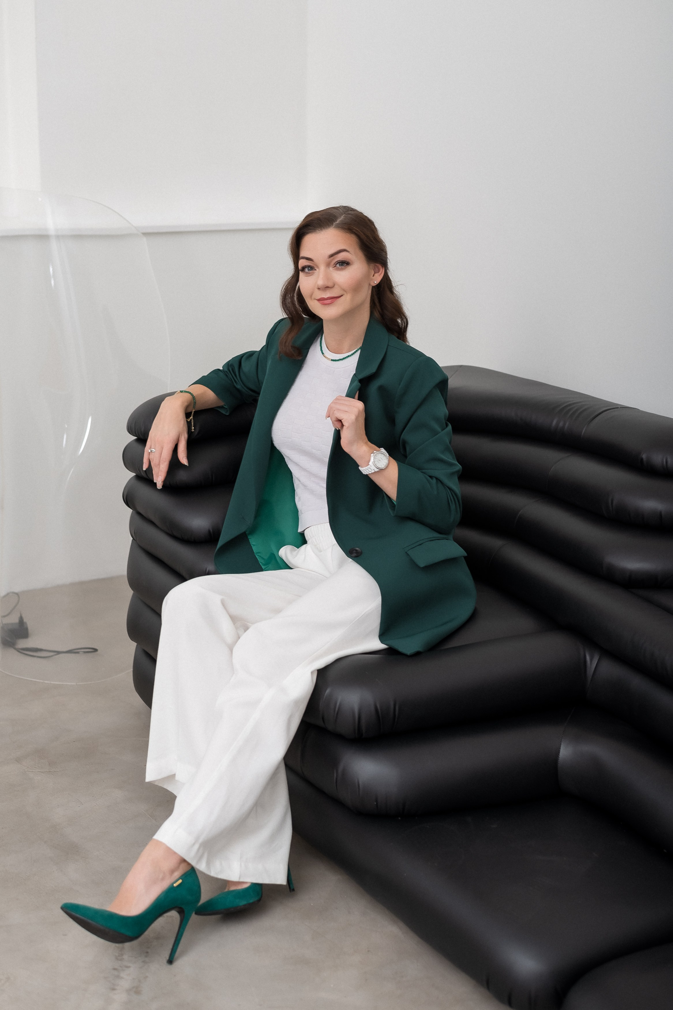 В светлой минималистичной студии. КОНТЕНТ |БРЕНД фотограф Санкт-Петербург — Жанна Олтаржевская