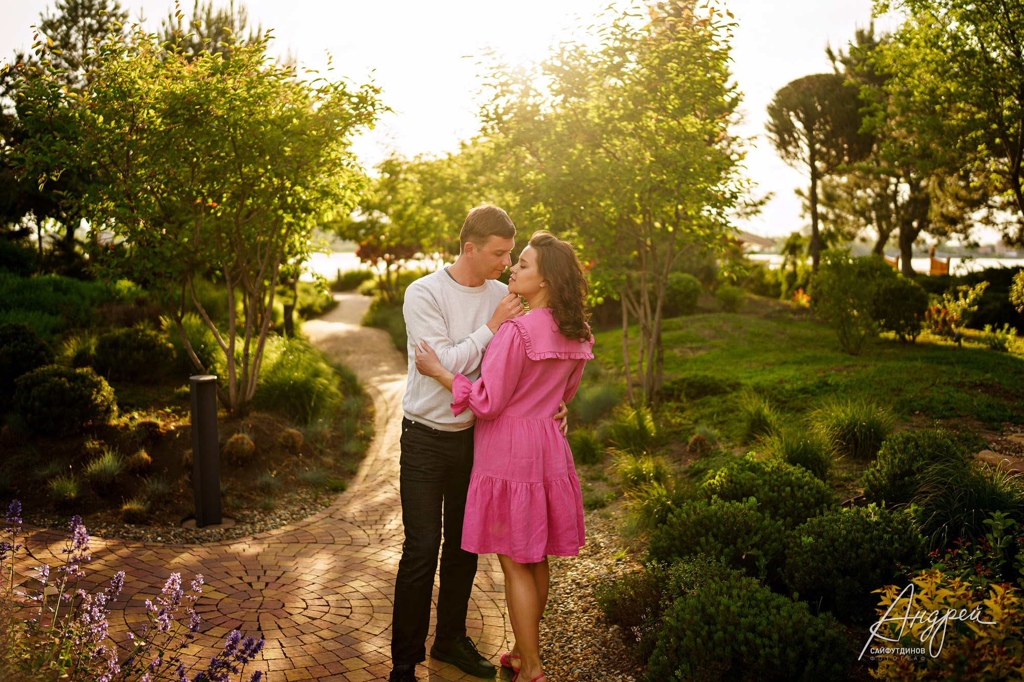 Фотосессия беременности в Олд Хаус | Супруги обнимаются среди зеленого ландшафта на фоне заката | Фотограф Андрей Сайфутдинов Ростов-на-Дону