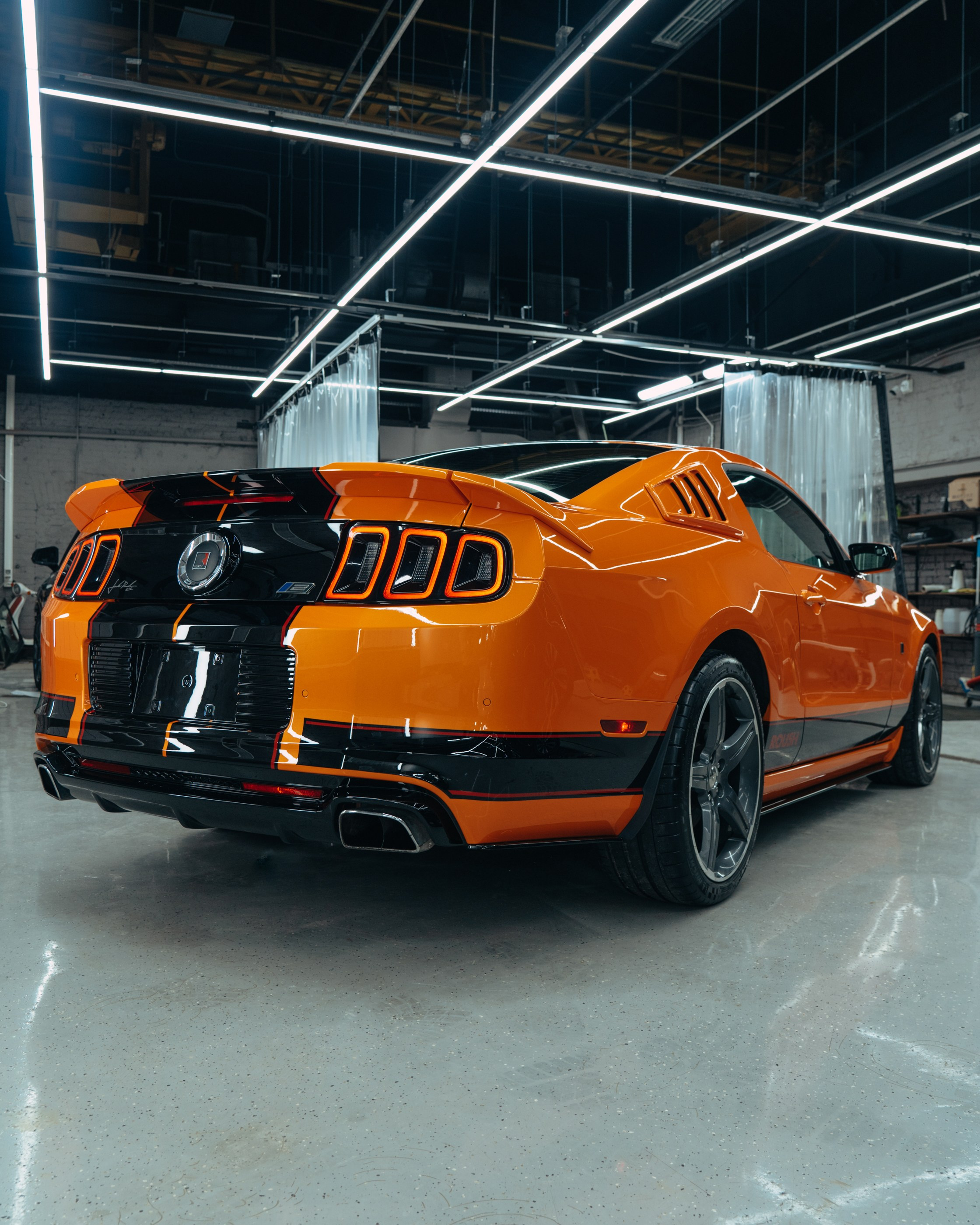 Ford Mustang Roush оранжевый окрас кузова и выкрас полос. DeLorein