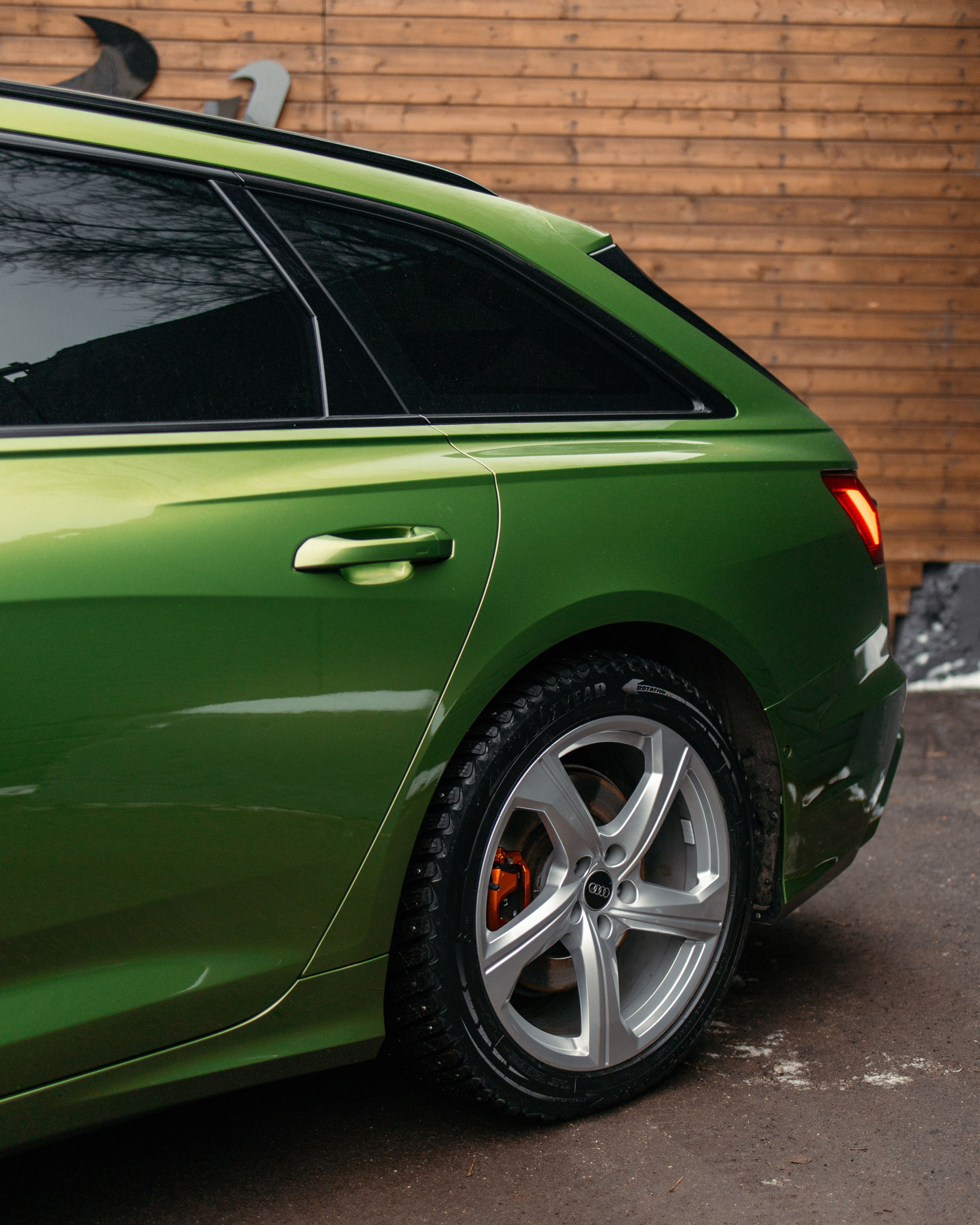 Audi A6 2 раза поменяла цвет, оклейка с проемами в зеленый и преклейка в серый. DeLorein