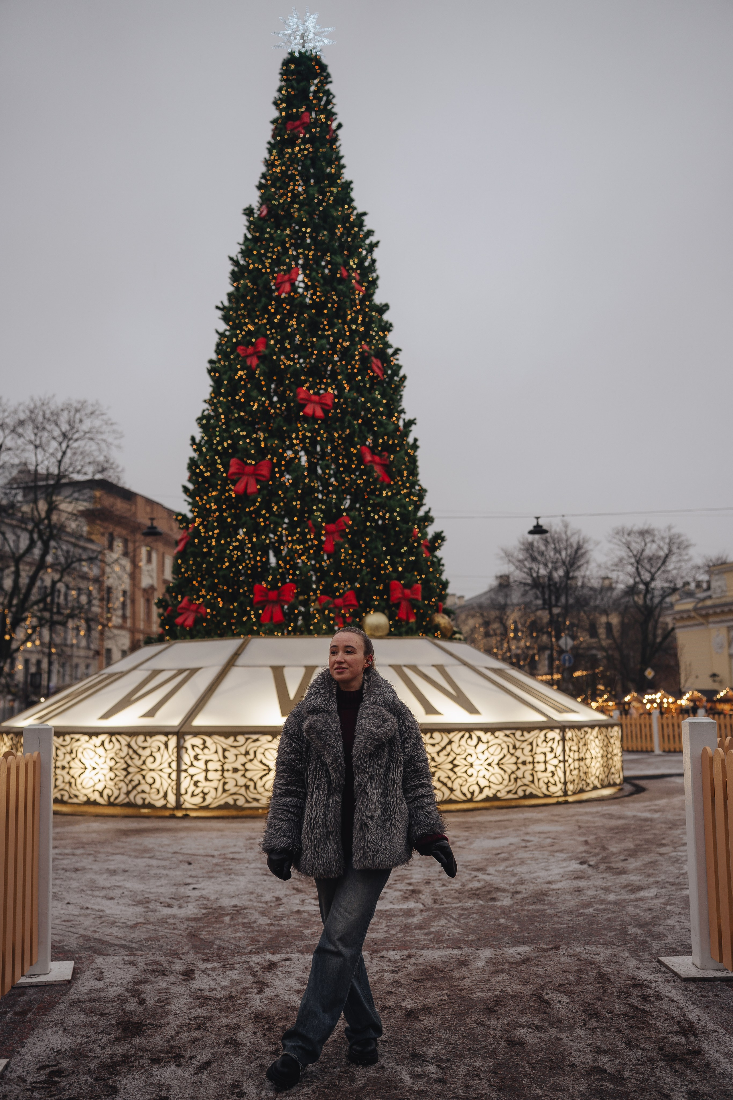 ПРОГУЛКА НА МАНЕЖНОЙ ПЛОЩАДИ ДЛЯ ДЕВУШКИ ПЕРЕД НОВЫМ ГОДОМ (НОВОГОДНЯЯ ФОТОСЕССИИЯ НА МАНЕЖНОЙ ПЛОЩАДИ). Профессиональный фотограф, Санкт-Петербург — Виктория Богомолова