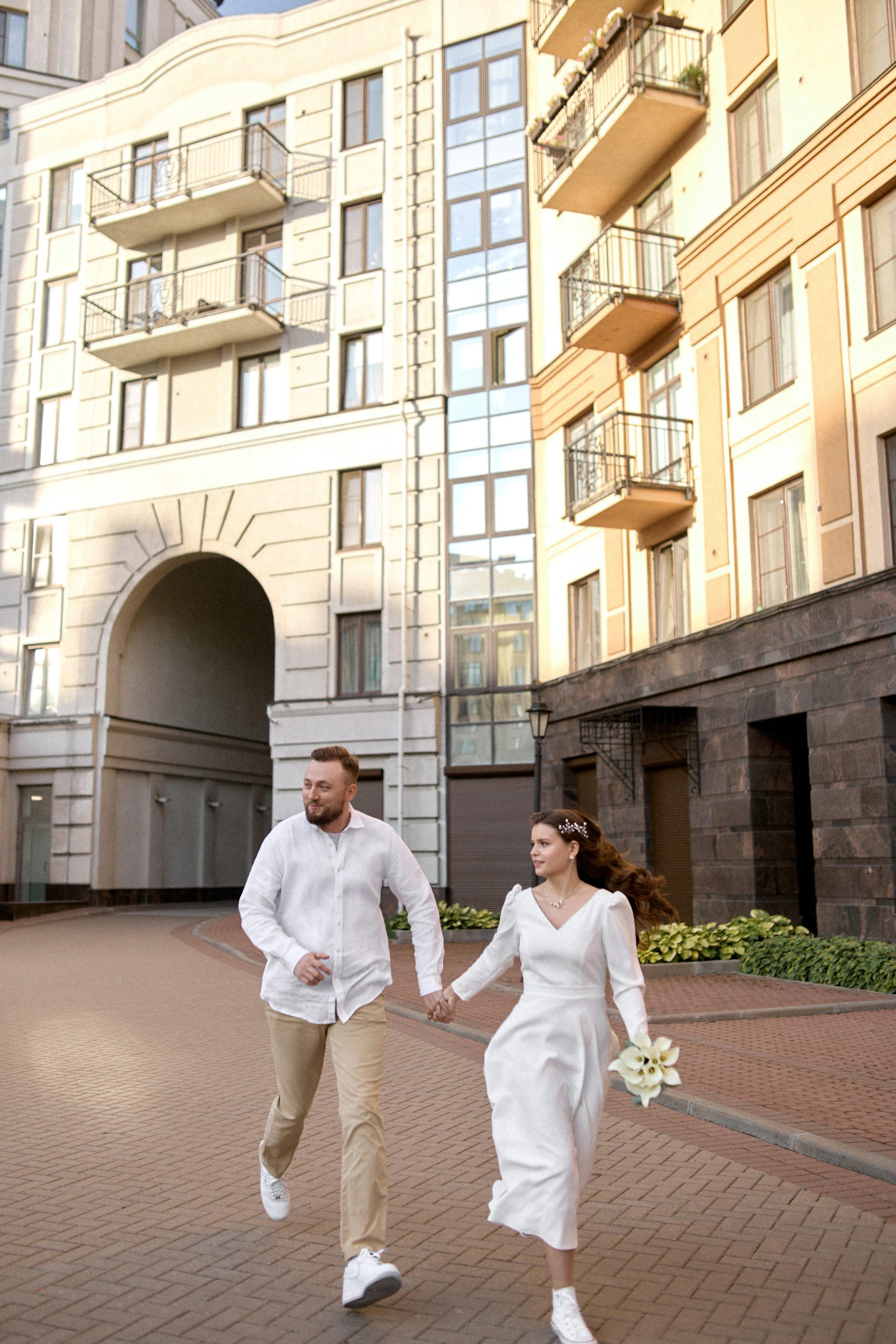 Летняя свадебная фотосессия на Чернышевской. Сестры Карабаза. Фотографы и ретушеры в Москве и Санкт-Петербурге