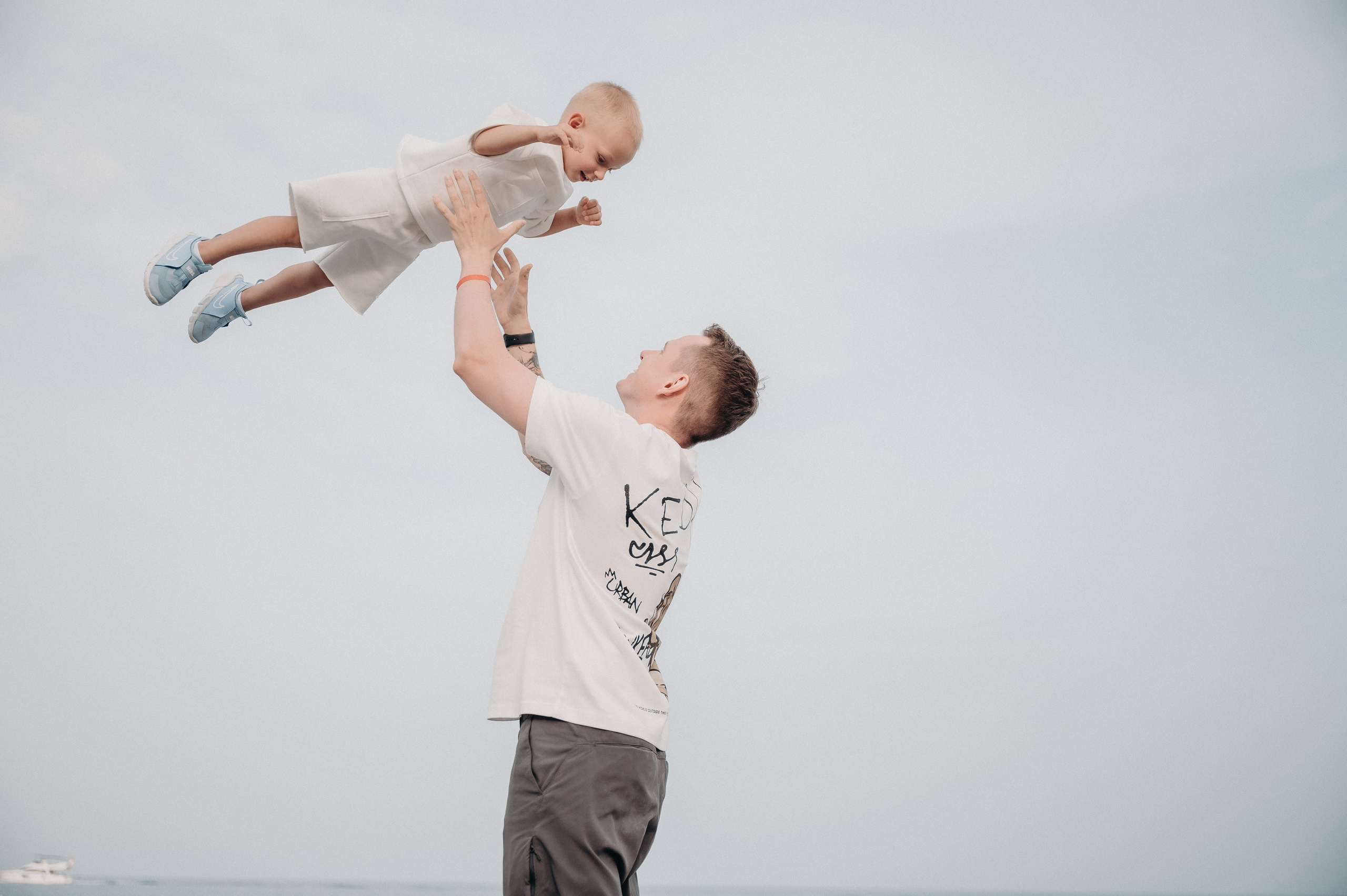 На берегу Средиземного моря. Главная