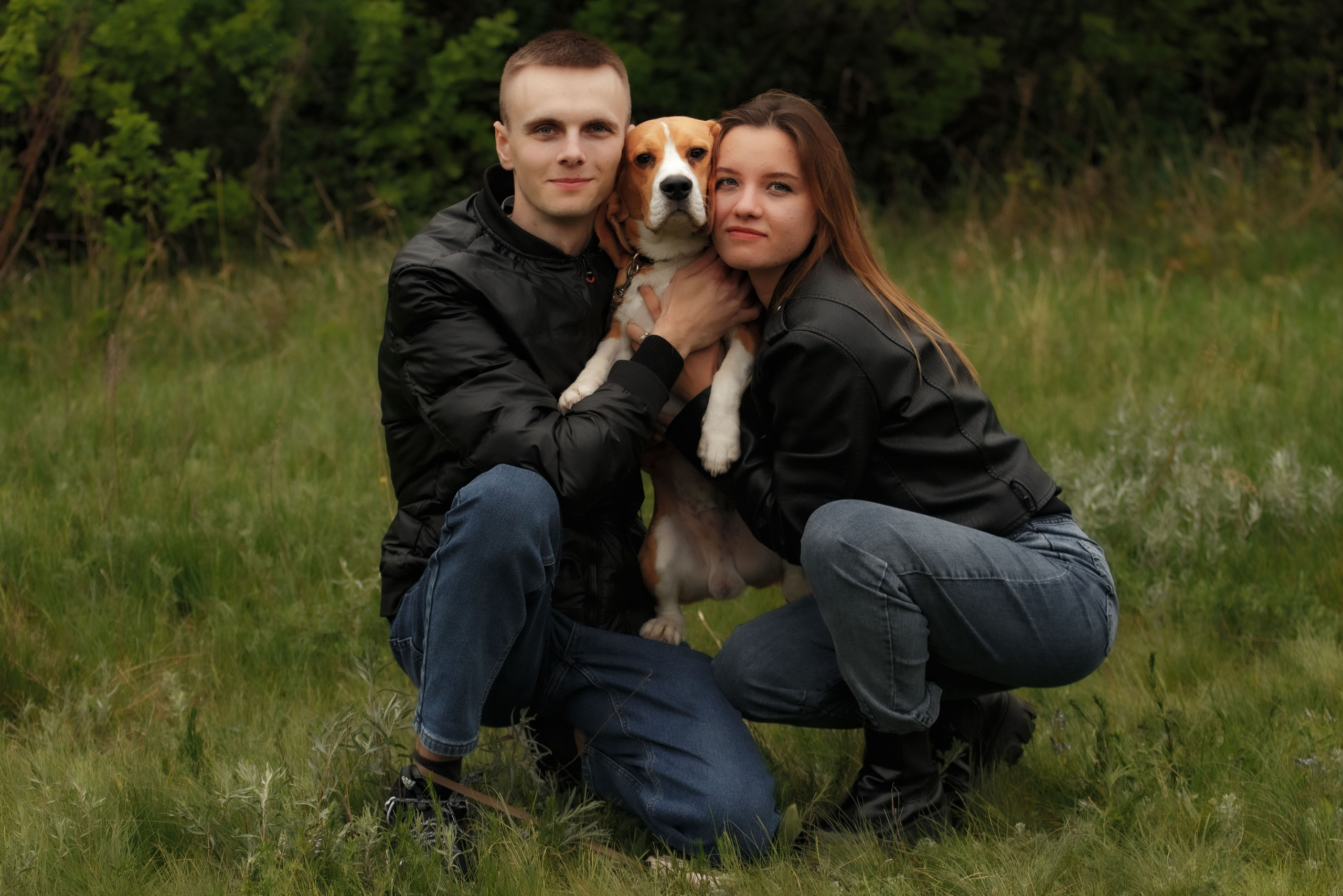Бигль Старк и его хозяева Яна и Евгений. Фотограф Екатерина Козловская