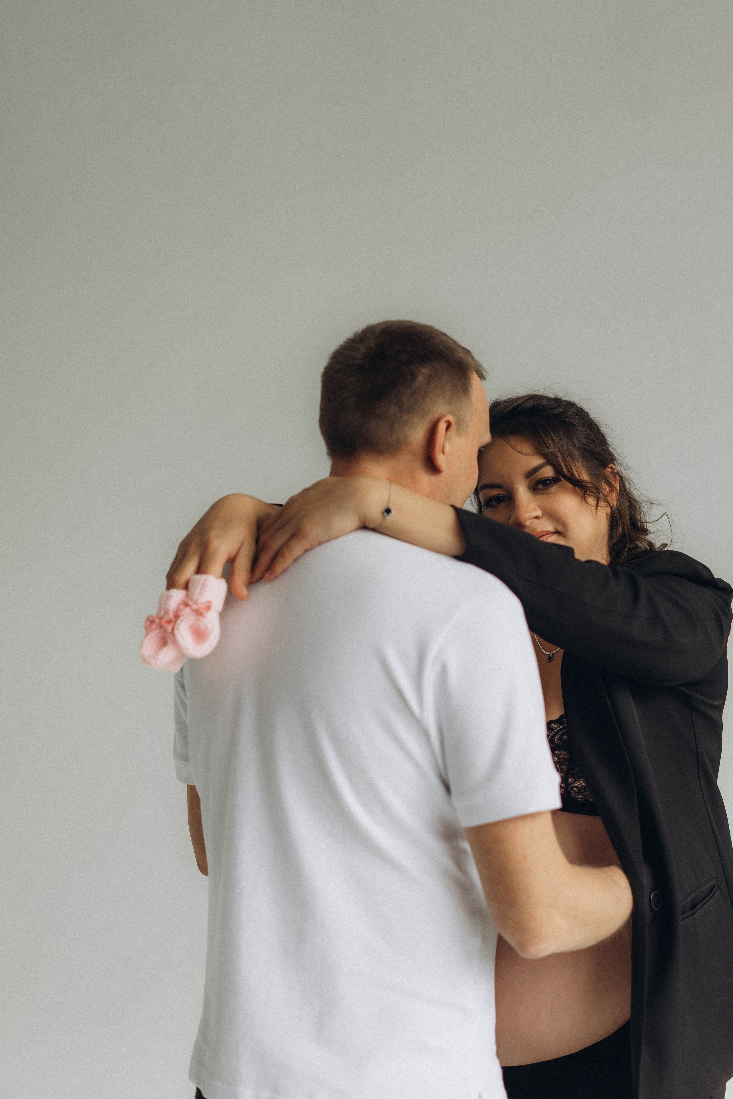 Беременность съемка пары в студии. Фотограф Екатеринбург Кокшарова Александра