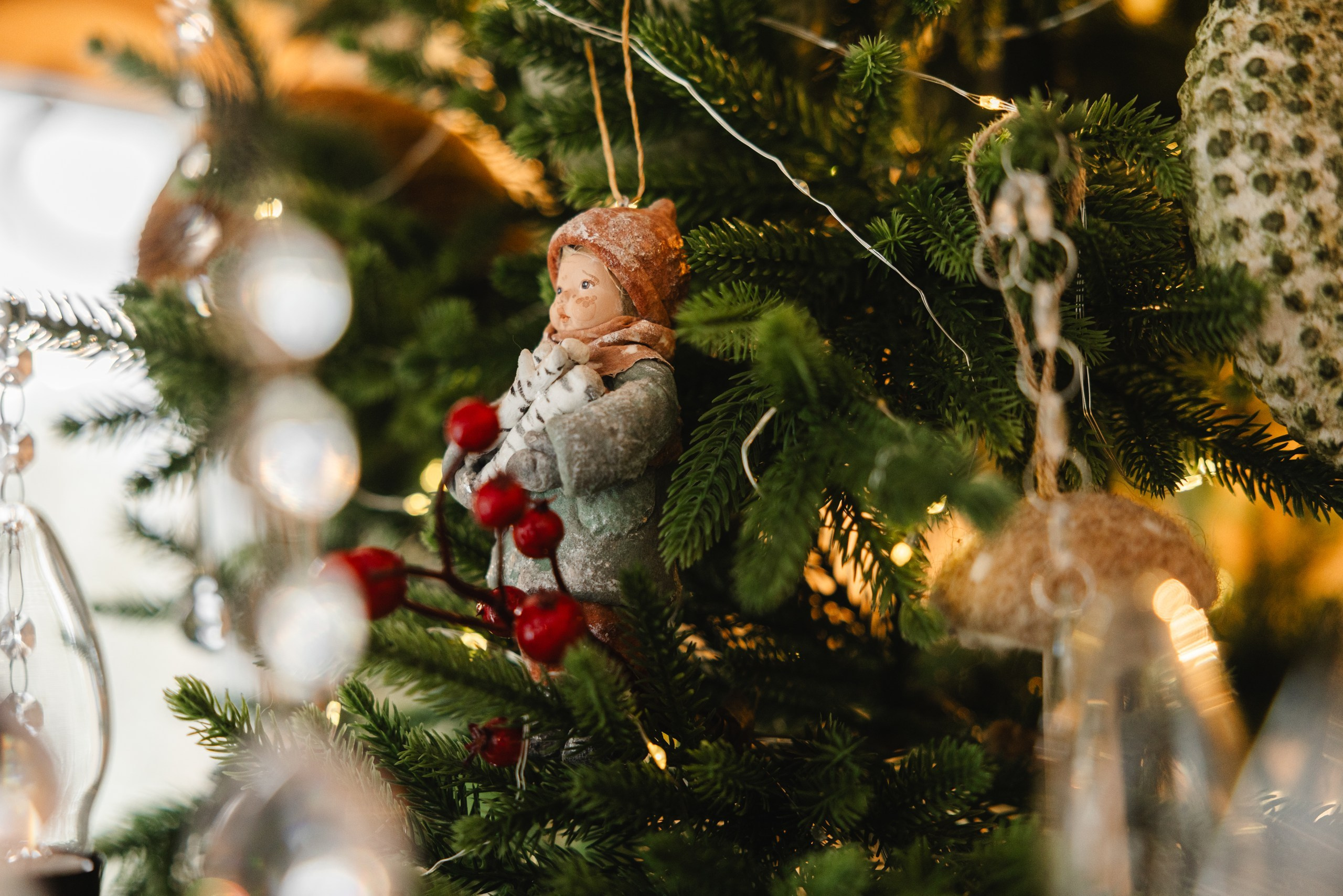 Украшение загородного дома 'Панорама' в Сургуте: сказочные зимние декорации, яркие гирлянды, новогодние украшения, ёлка и ёлочные игрушки