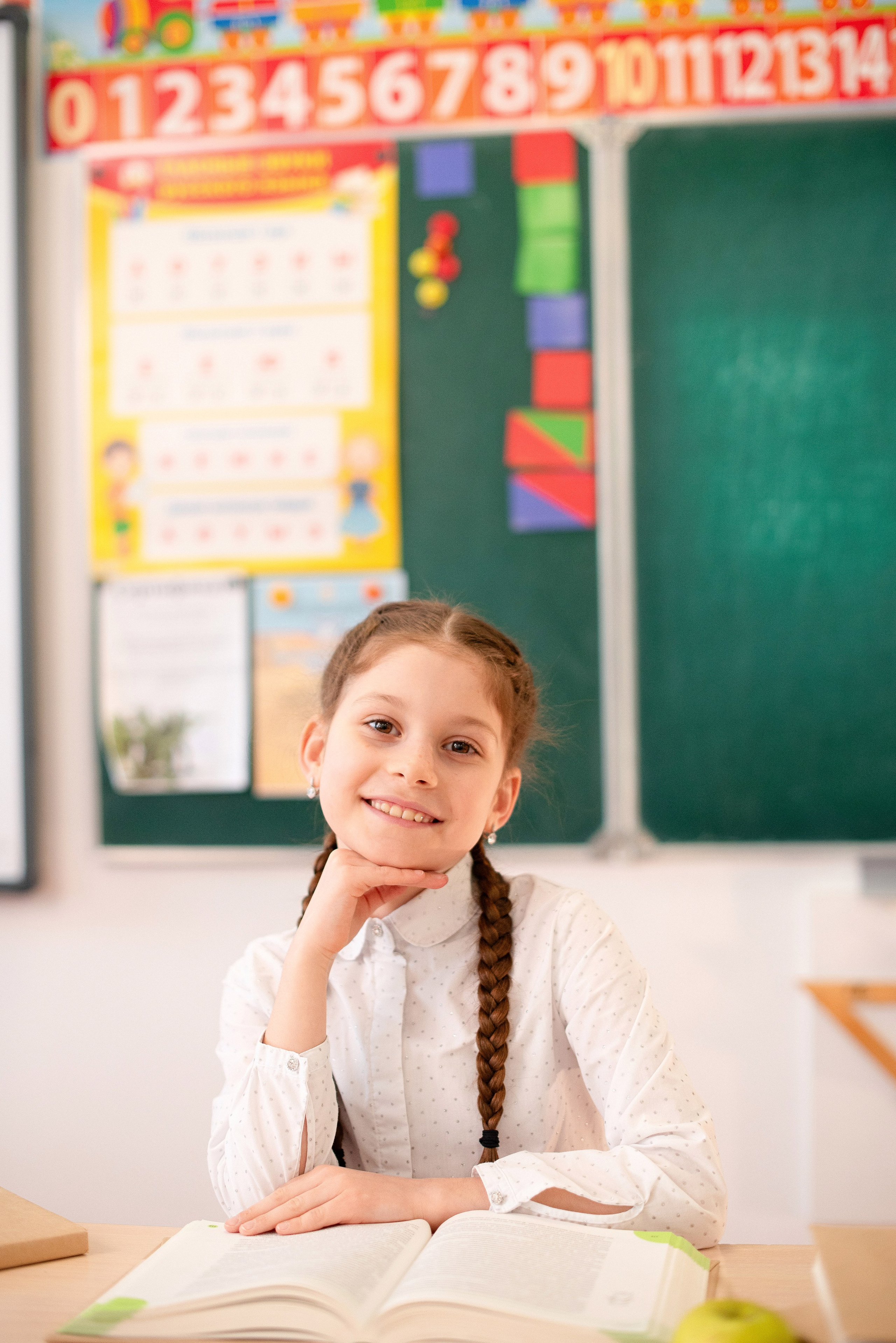 Памятные снимки учащихся младших и старших классов в Сургуте и Нефтеюганске — профессиональное портфолио детской и школьной фотографии.