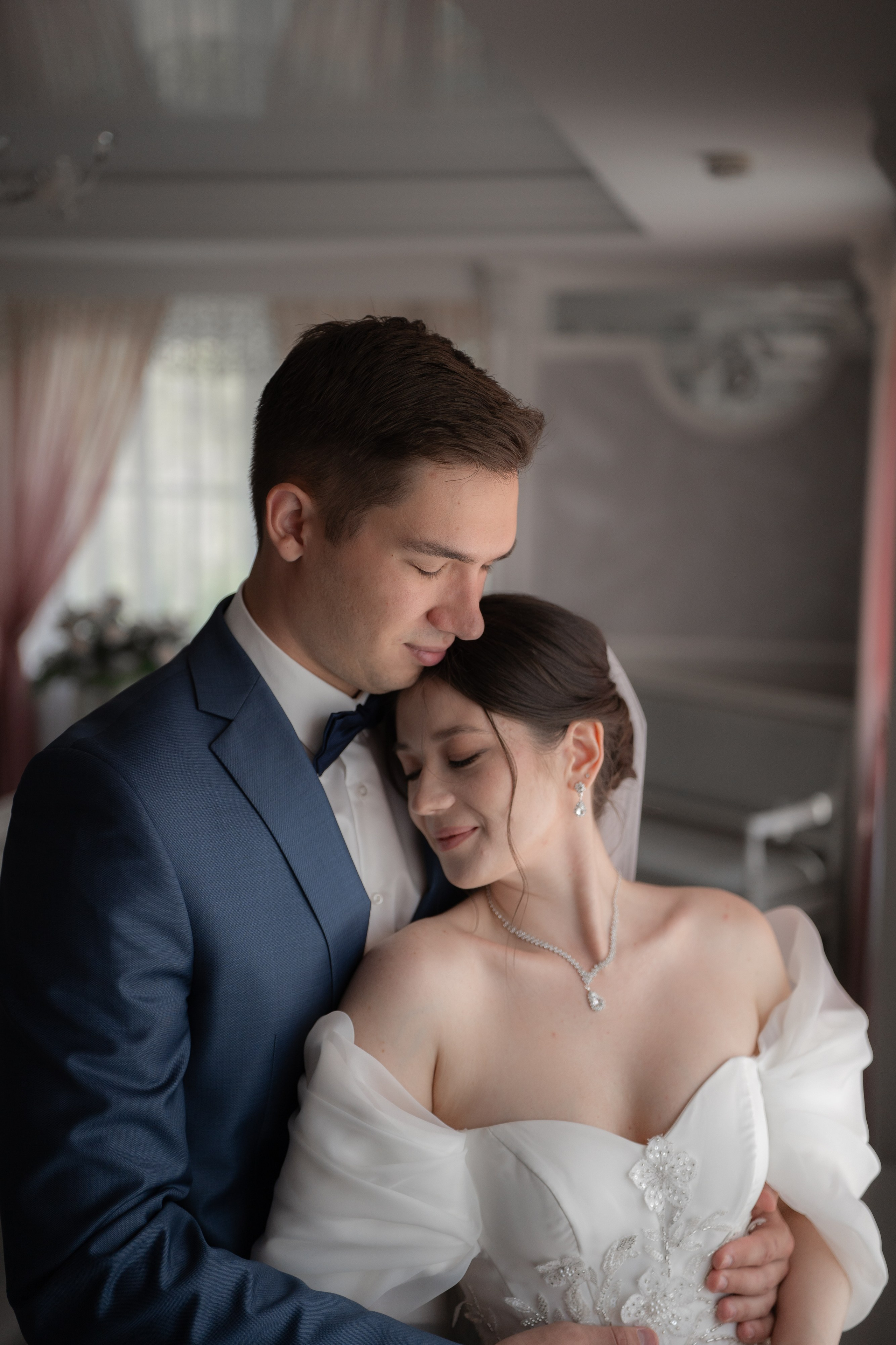 Свадебная фотосессия в ЗАГСе Петергофа. Свадебный фотограф Александр Невский в Санкт-Петербурге